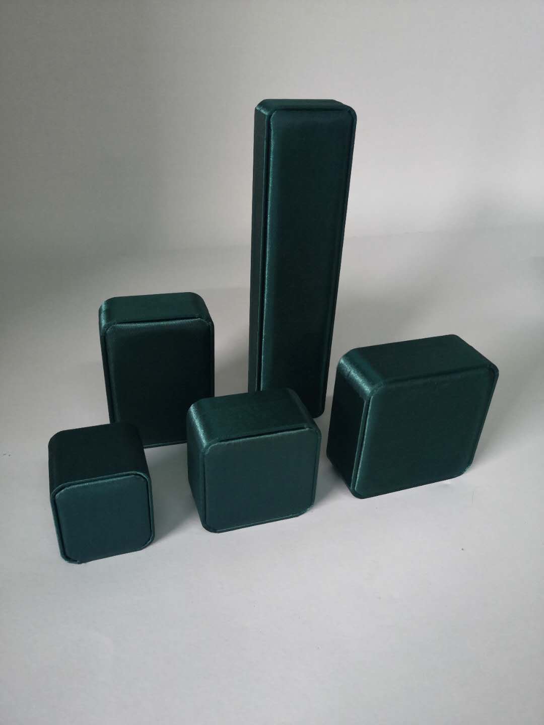 Rounded corner jewelry box, gauze low-top fabric bag, ring, pendant, bracelet, necklace Application Scenario