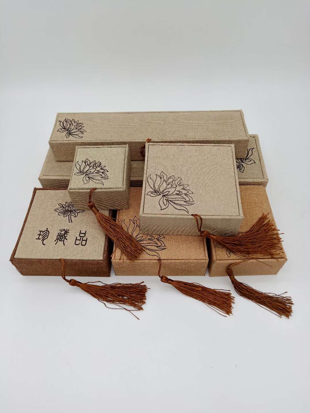 Jewelry box with whiskers, ring, pendant, bracelet, necklace Specification image