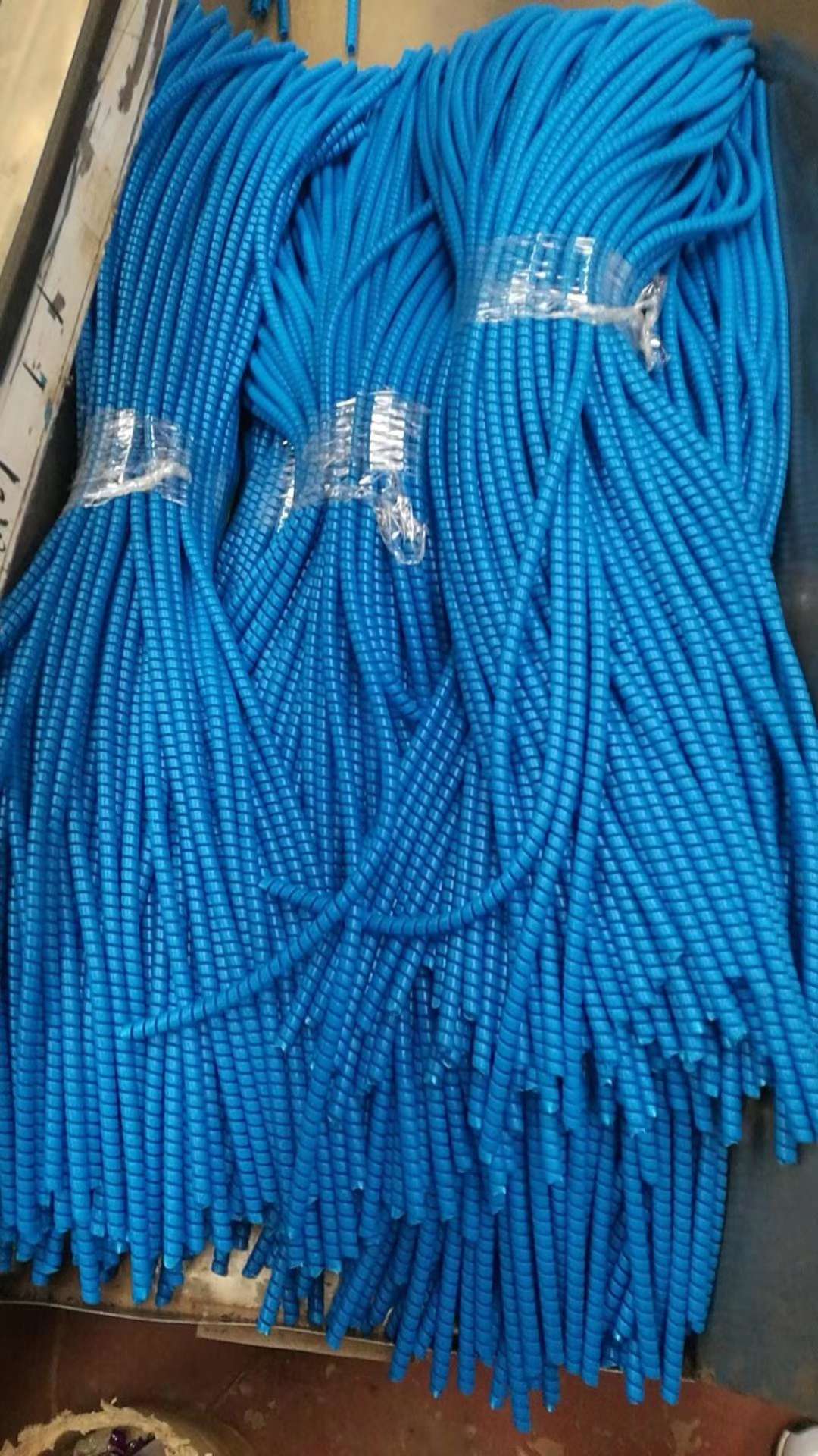 厂家直销各种规格理线管，缠绕管，包线管白底实物图