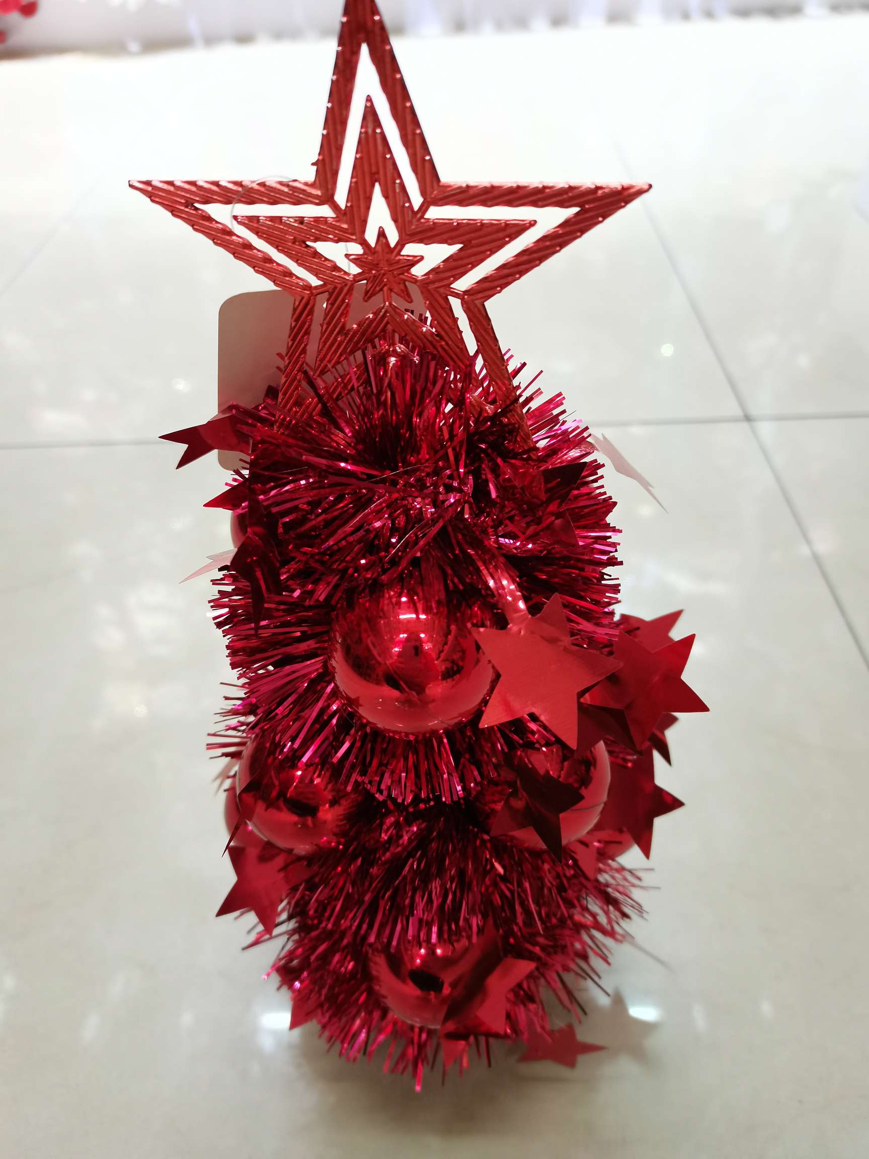 Red Christmas tree detail image 1