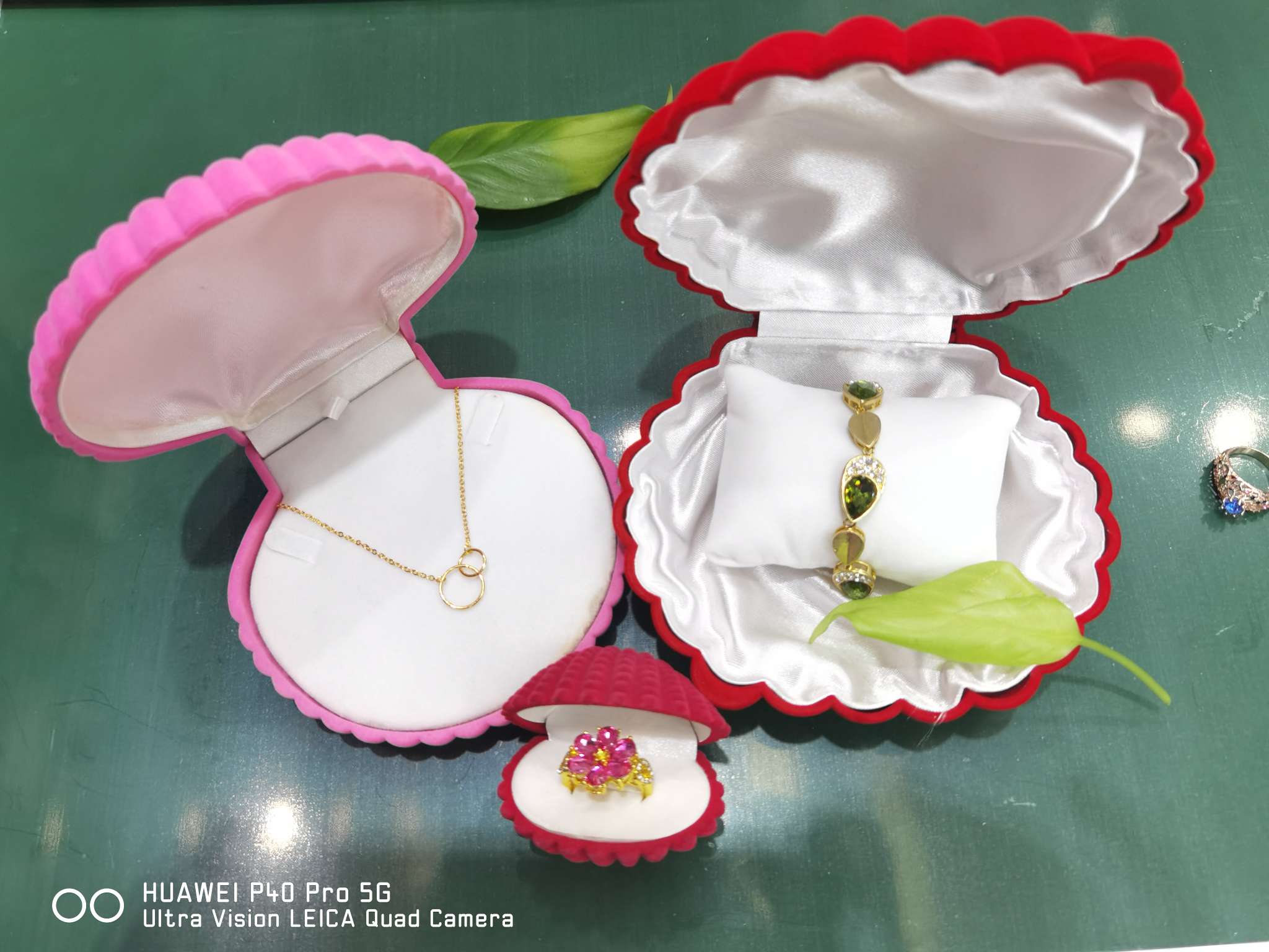A set of flocked shell boxes, rings, pendants, bracelets, watches, and suits Specification image
