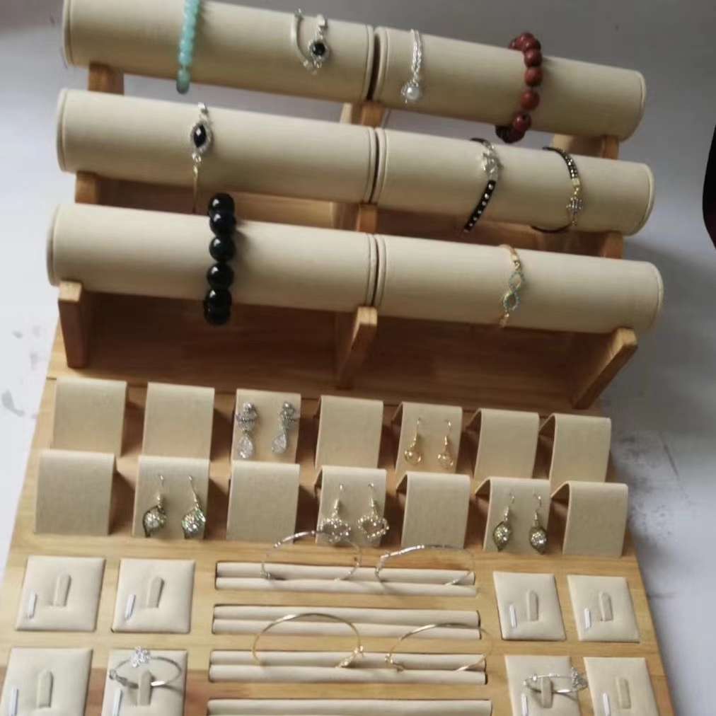 A set of high-end props, including rings, pendants, bracelets, watches and necklaces Specification image