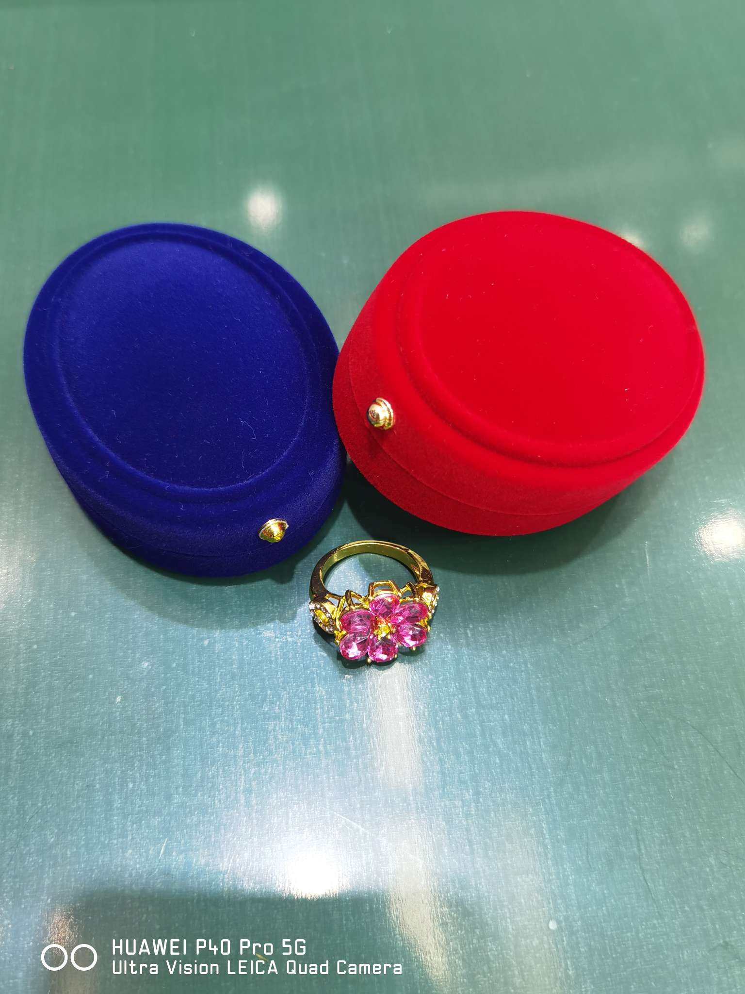 A set of circular boxes, rings, pendants, bracelets, necklaces and suits Specification image