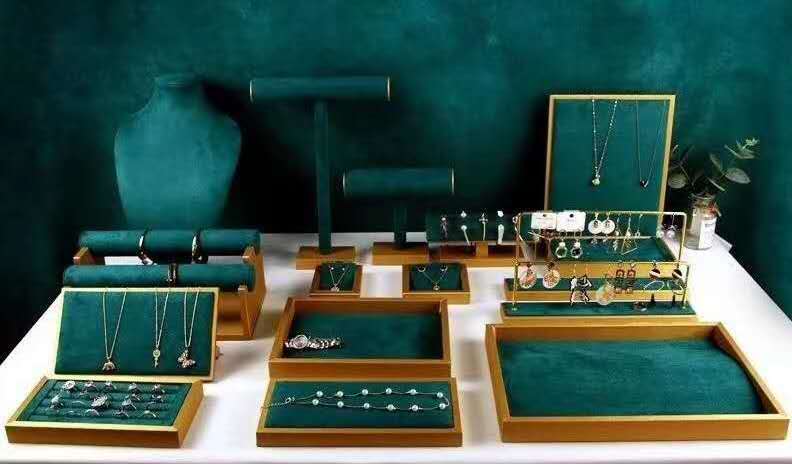 A set of high-end props, including rings, pendants, bracelets, watches and necklaces Item Picture