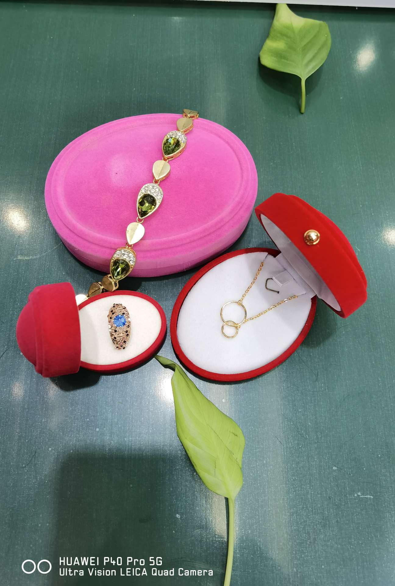 A set of circular boxes, rings, pendants, bracelets, necklaces and suits Application Scenario