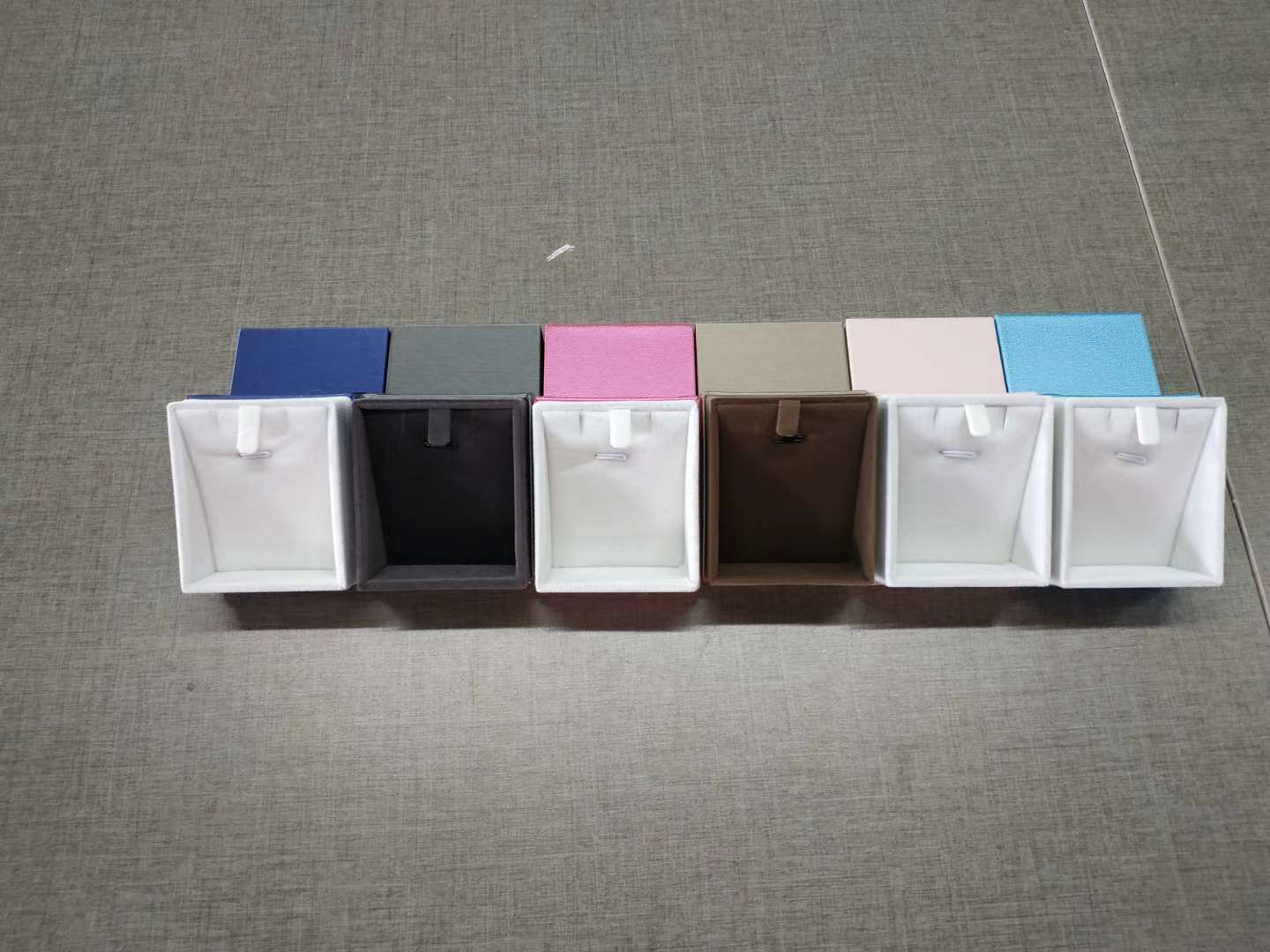 High-end jewelry box with top and bottom covers, rings, pendants, bracelets and bangles details Picture