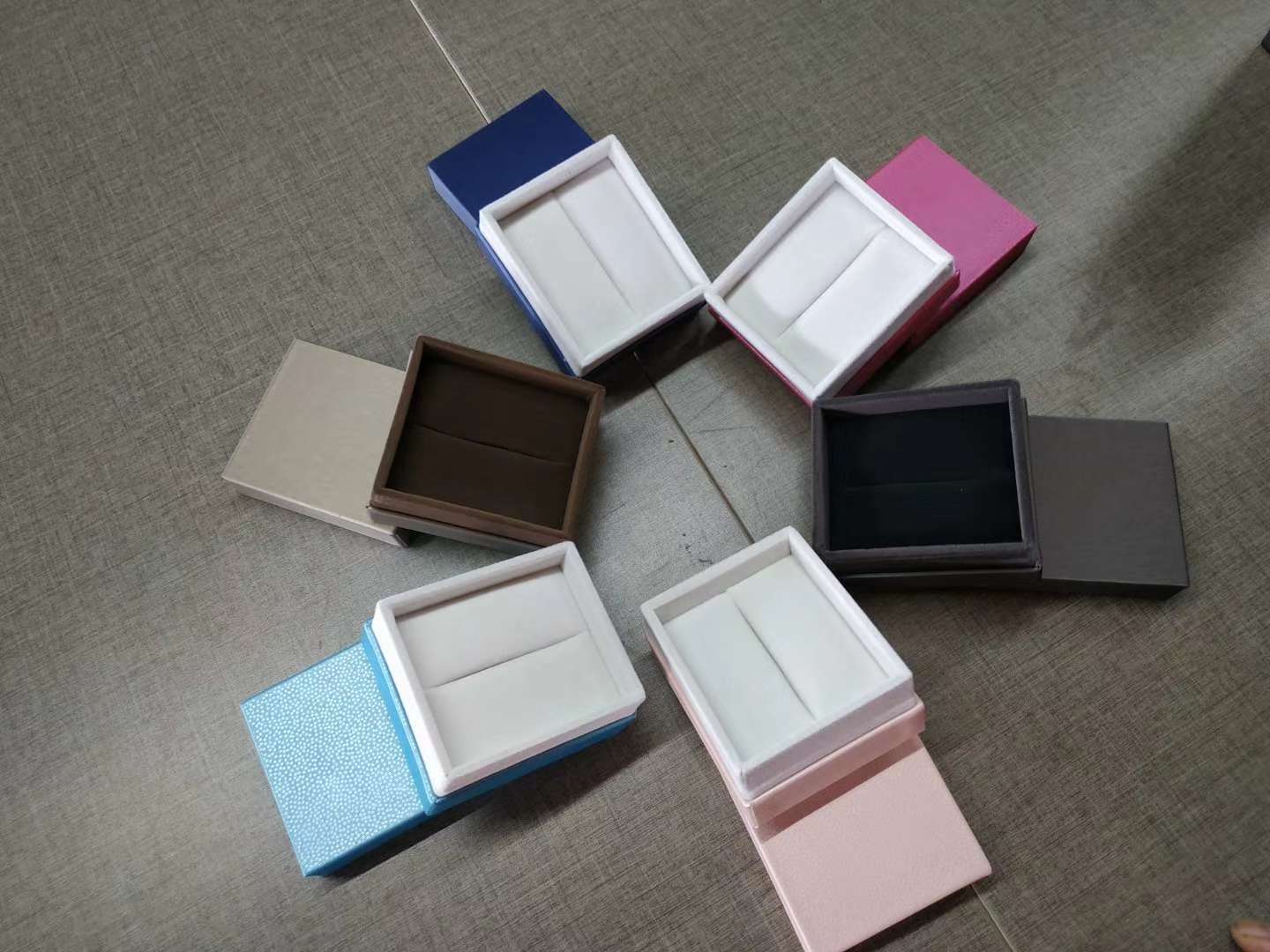 High-end jewelry box with top and bottom covers, rings, pendants, bracelets and bangles Specification image