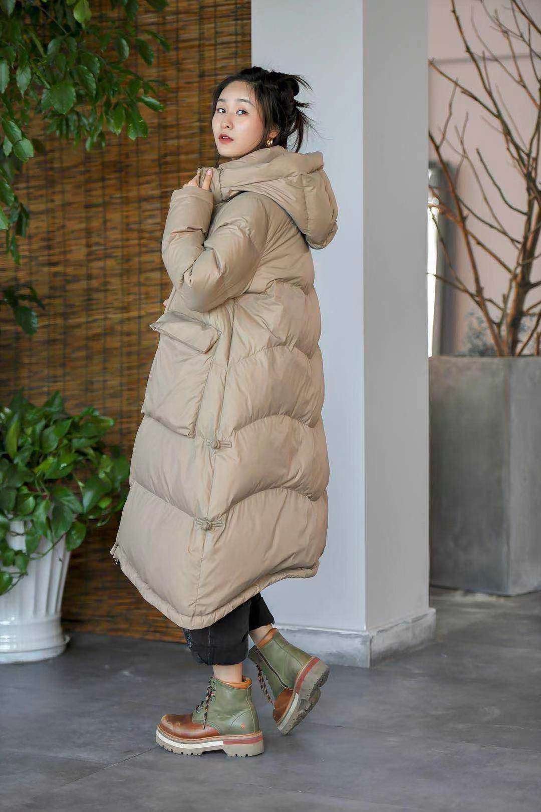 米色长款羽绒服