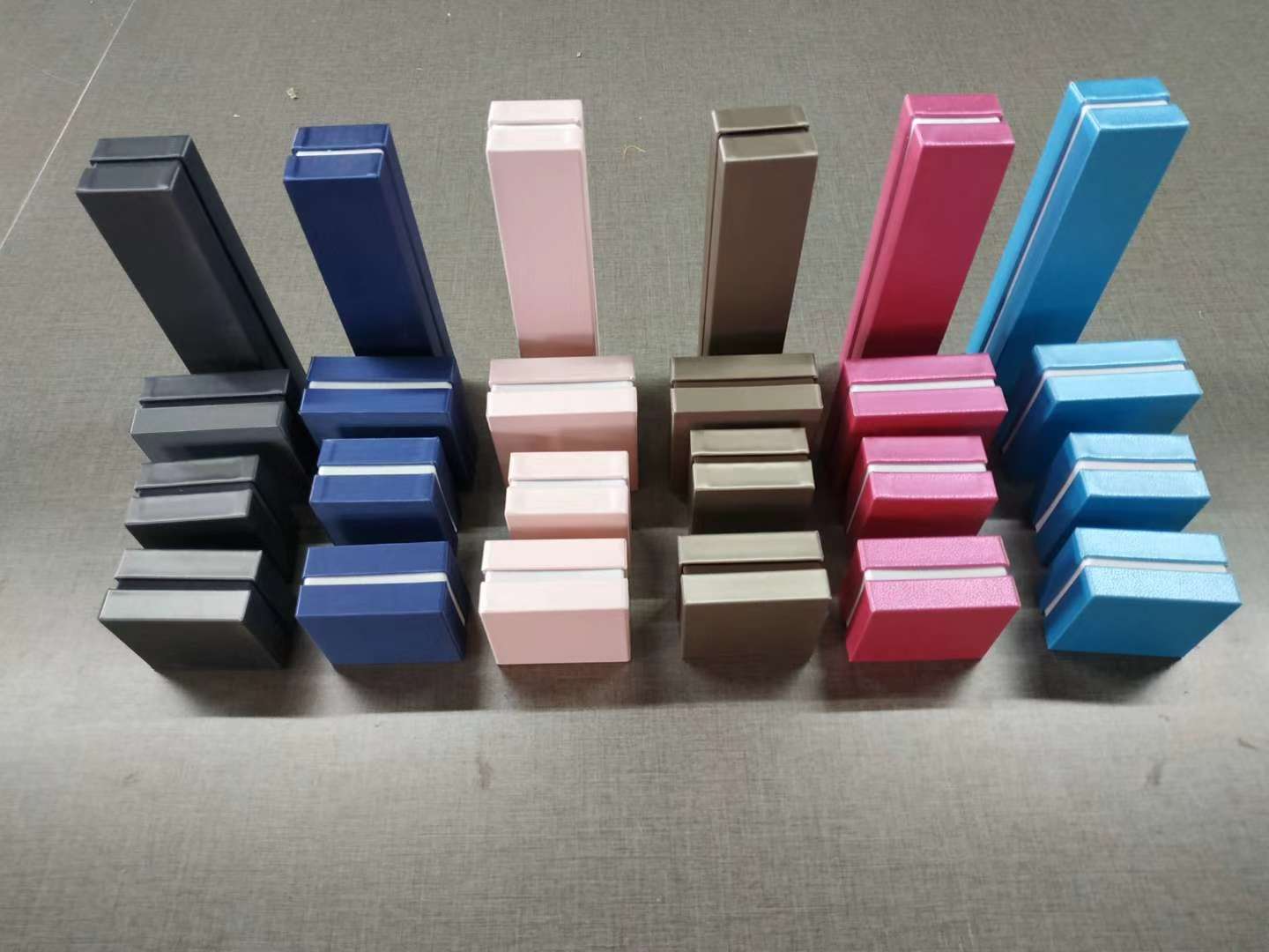 High-end jewelry box with top and bottom covers, rings, pendants, bracelets and bangles