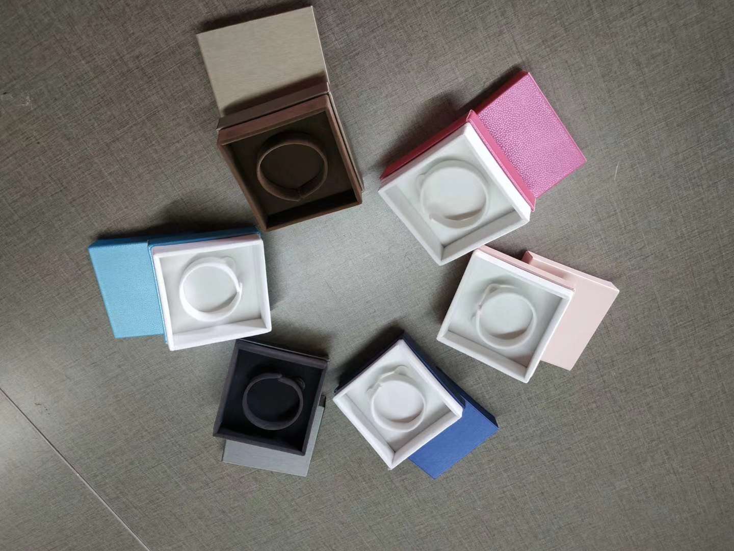 High-end jewelry box with top and bottom covers, rings, pendants, bracelets and bangles Item Picture