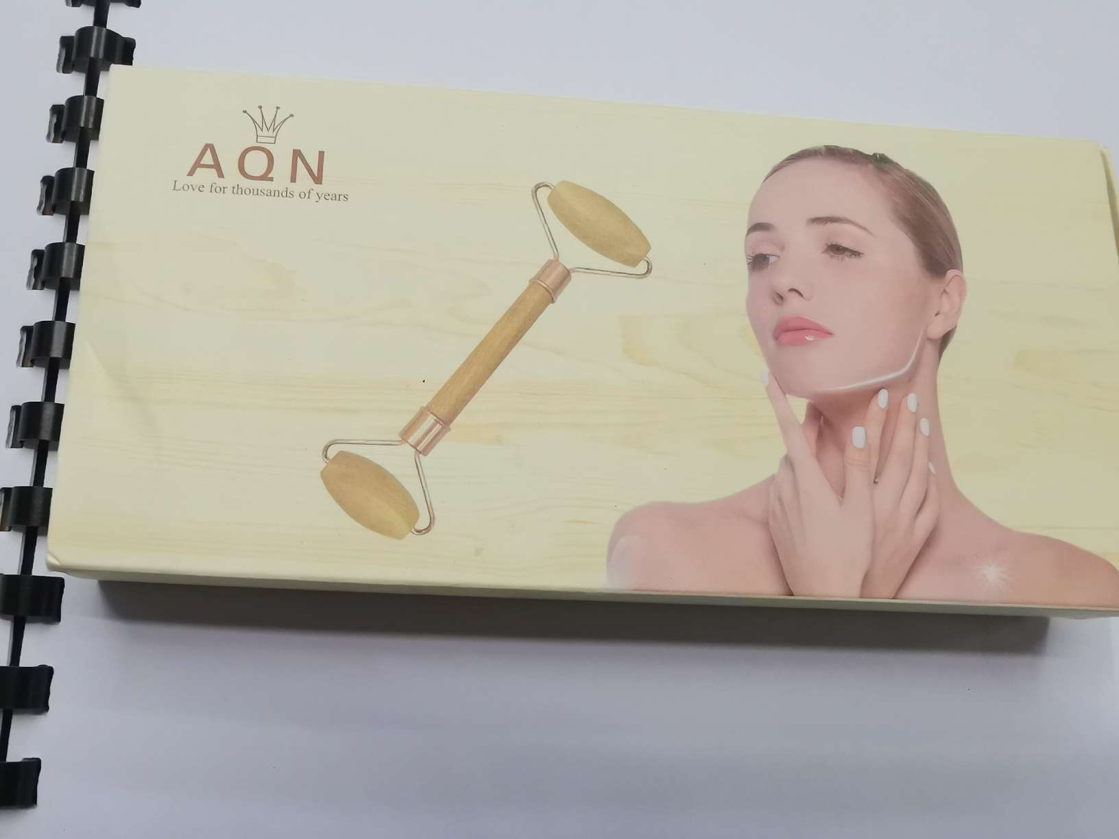 按摩脸的玉推提拉瘦脸神器滚轮式手动男女玉石脸部按摩器白底实物图