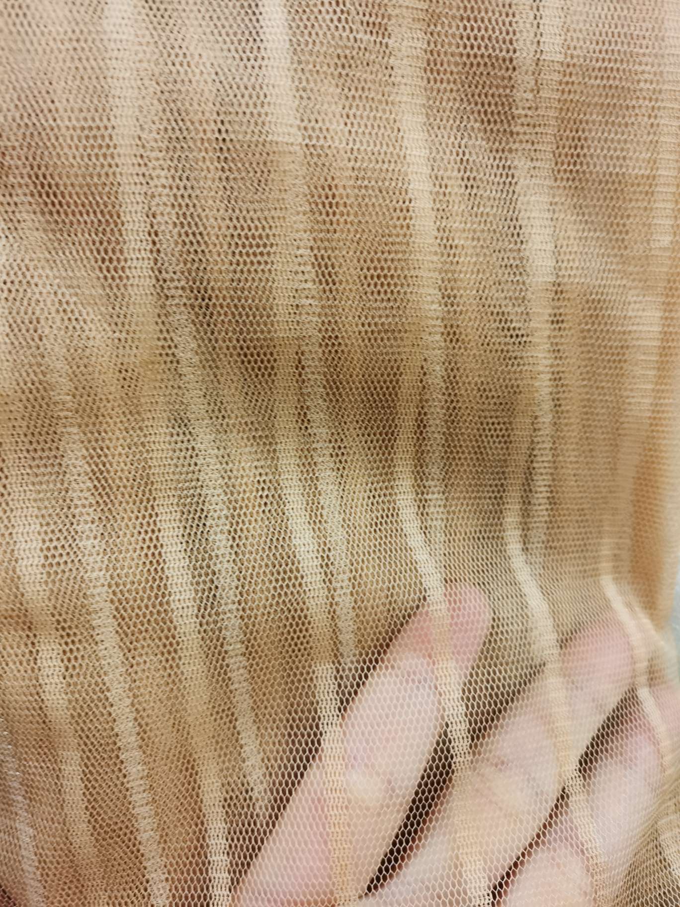 Vertical mesh fabric is used as fabric for clothing, accessories and daily necessities