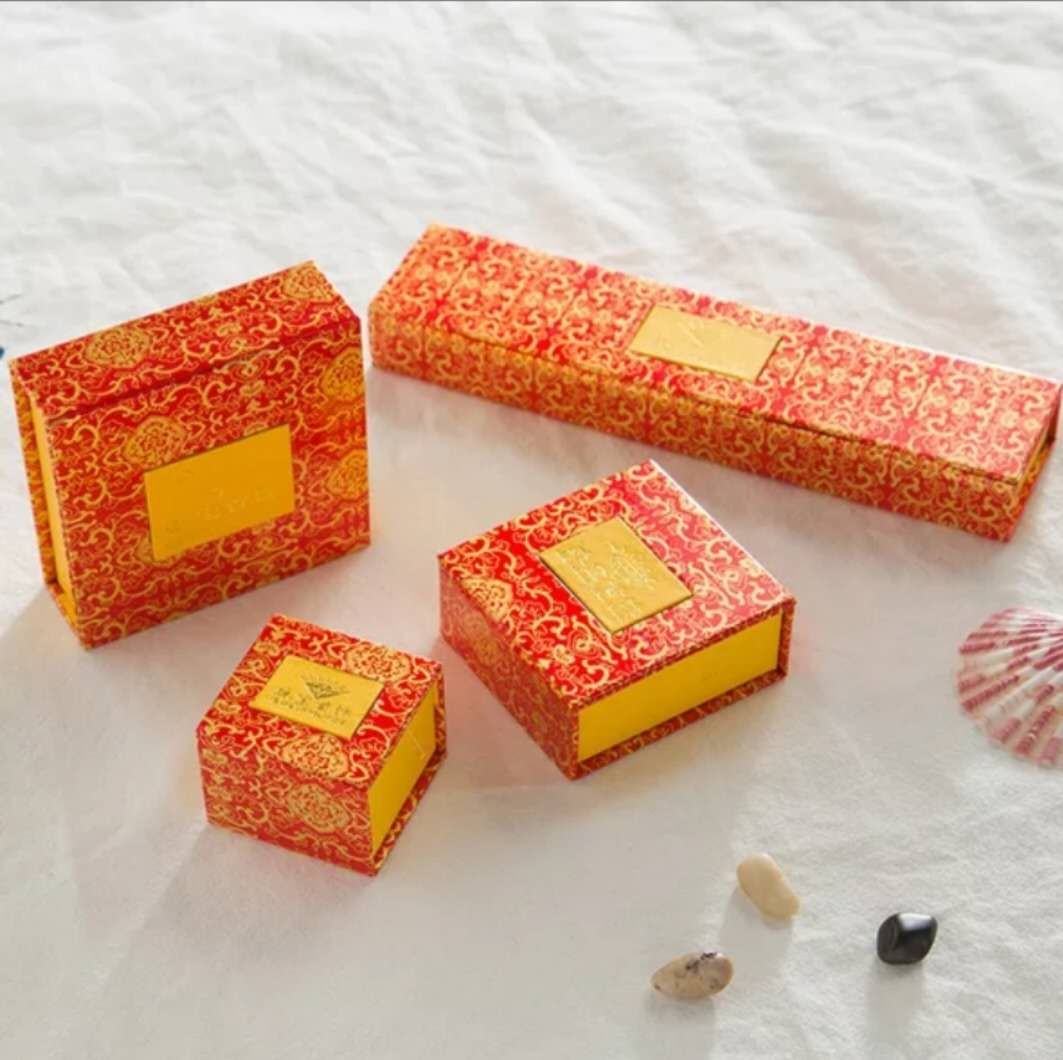 Paper jewelry boxes, rings, pendants, bracelets, necklaces
