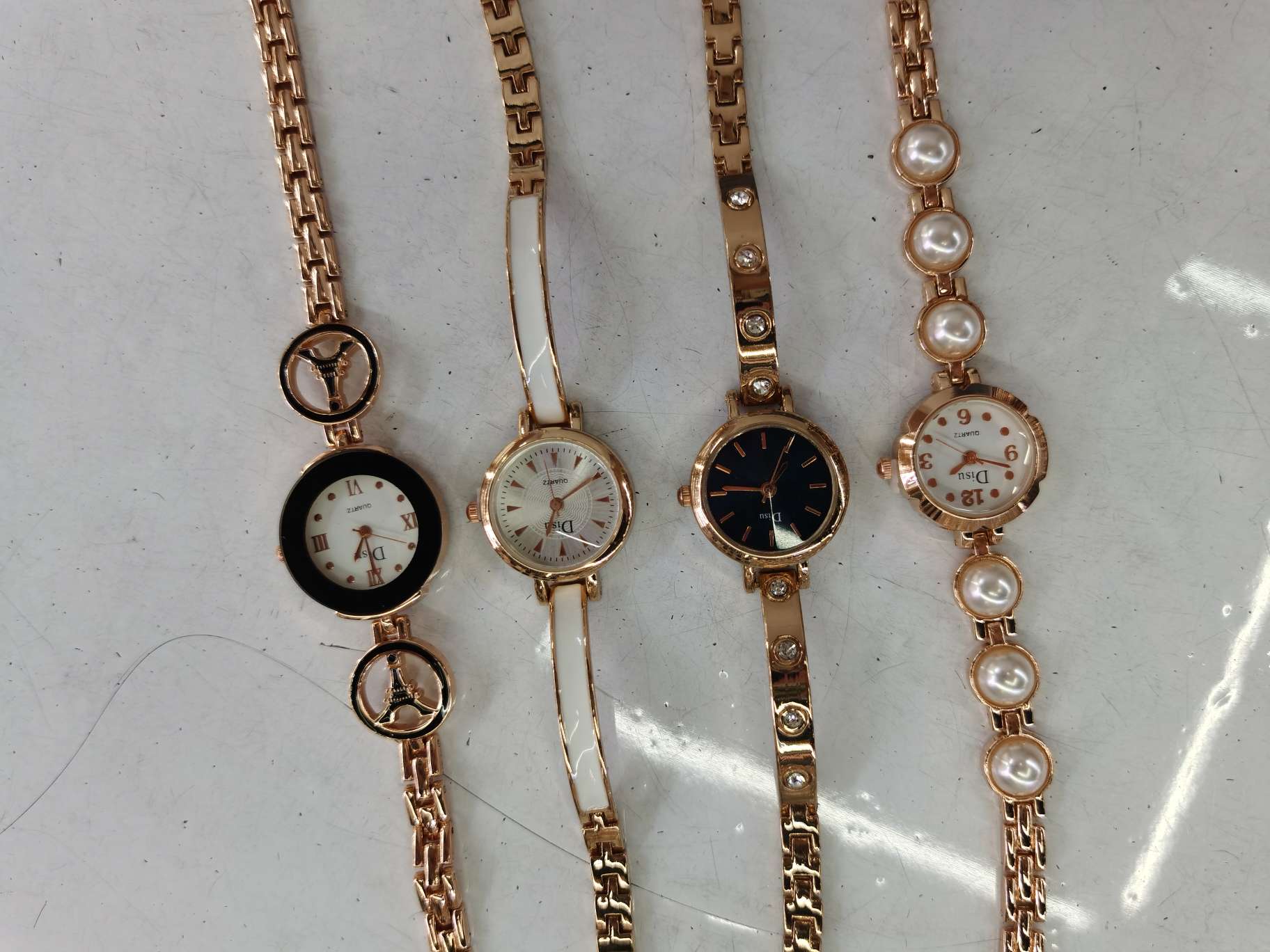 A variety of styles of cases for ladies' exquisite bracelet watches to choose from Application Scenario