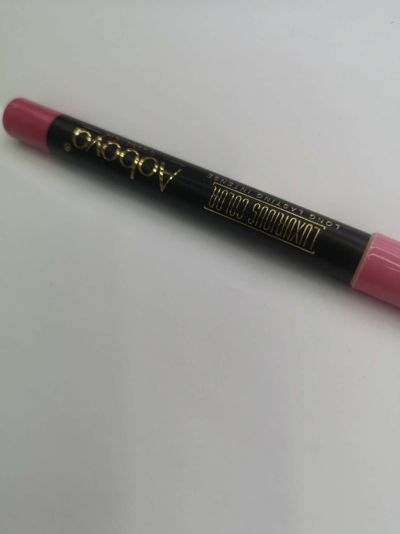Makeup pens are waterproof, sweat-proof and not easy to come off. Eyebrow powder, eyebrow cream, eyebrow pen and eye cosmetics