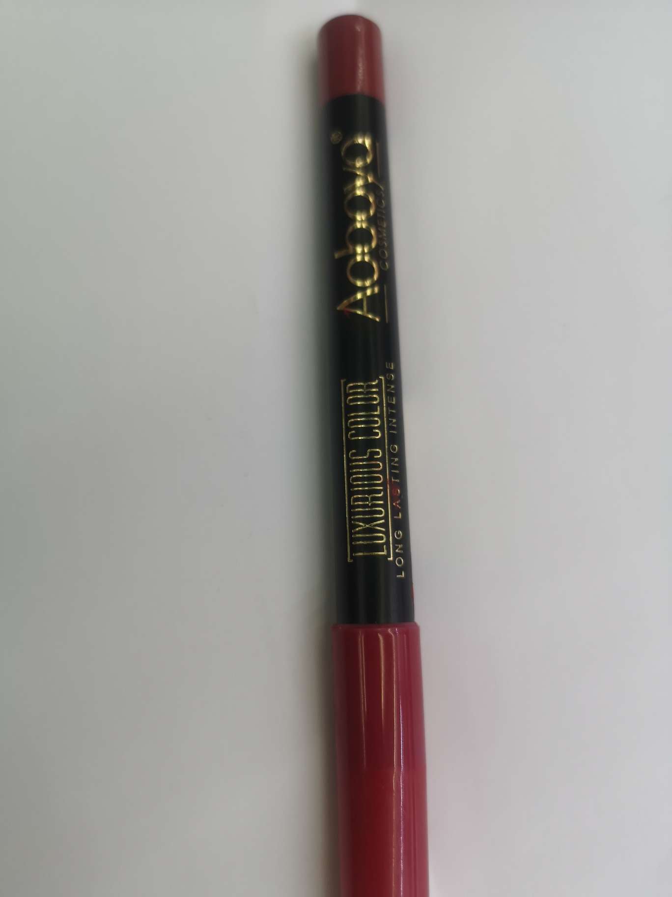 The lipstick pen has a smooth stroke, a delicate and flowing touch, is easy to color, and has a lustrous and moist appearance
