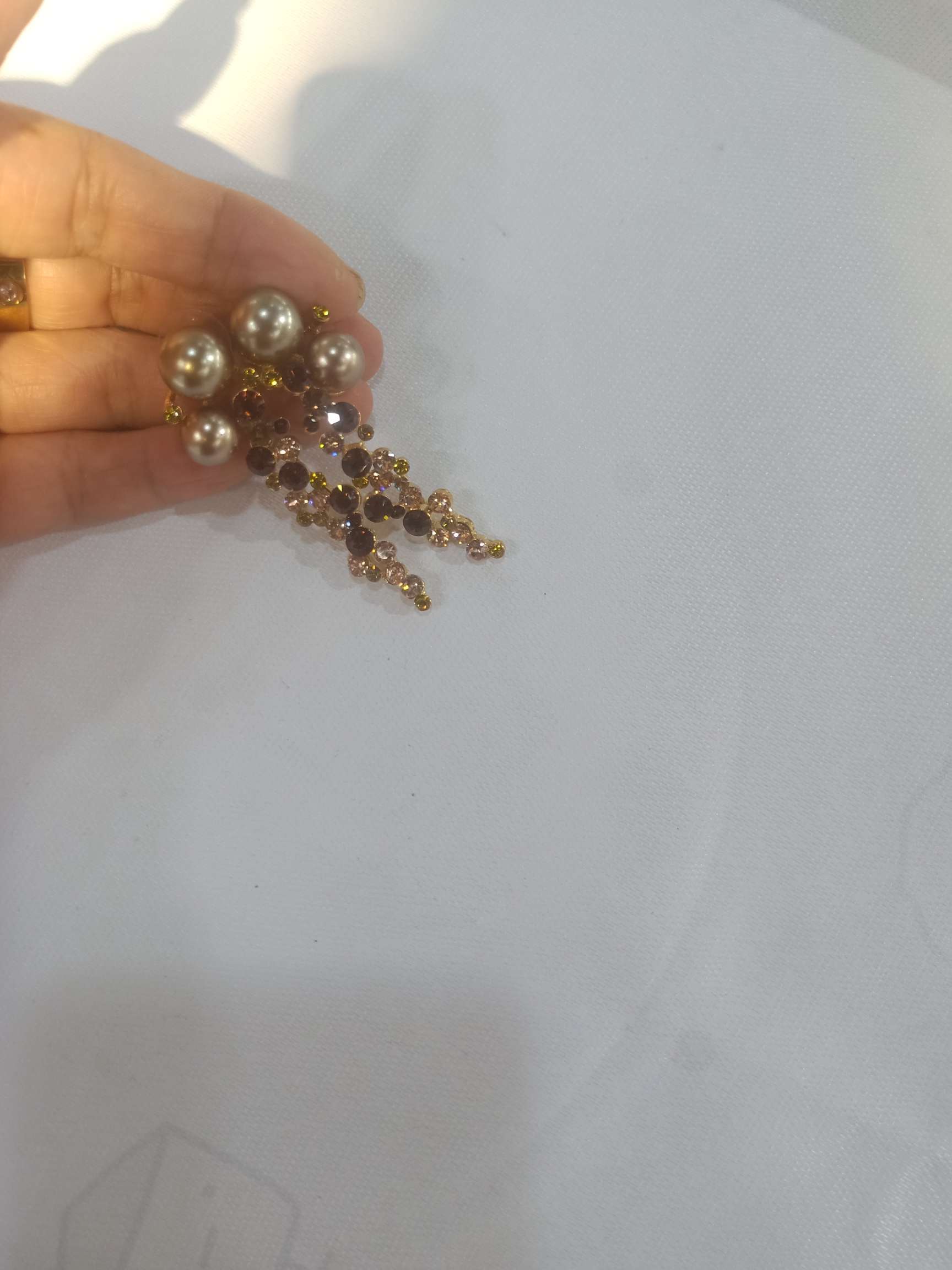 新光施华洛世奇水晶珍珠耳钉白底实物图