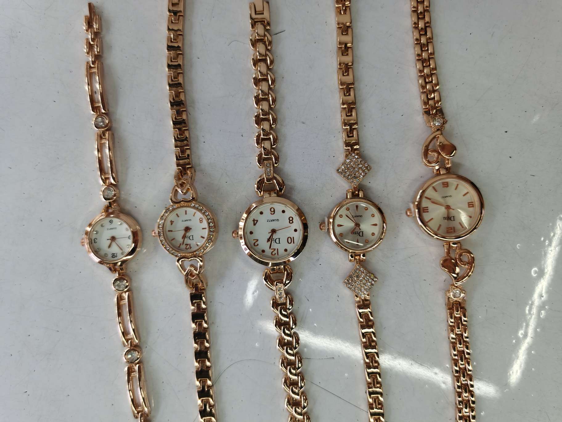 A variety of styles of cases for ladies' exquisite bracelet watches to choose from details Picture