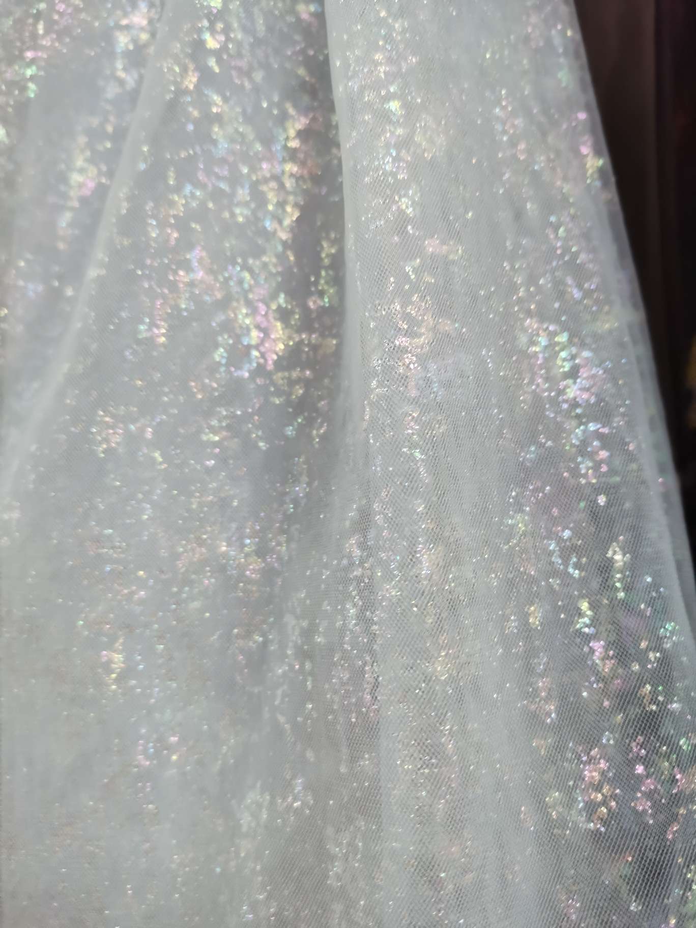 Multicolored dot mesh fabric is used as the fabric for clothing accessories