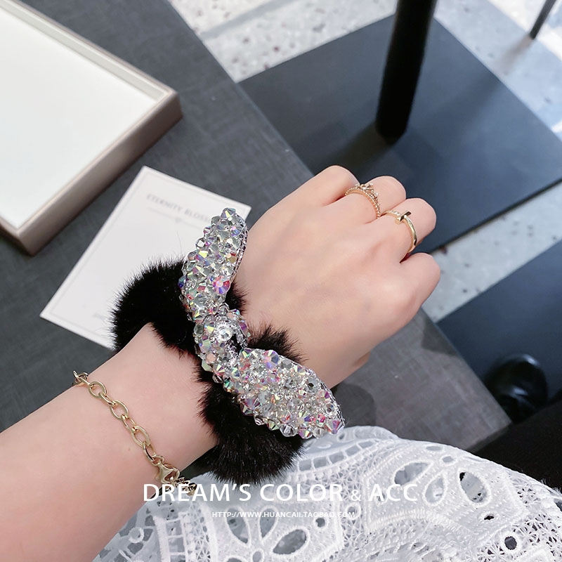 The butterfly flower jewelry features fur bands, leather ears and is adorned with numerous diamonds Specification image