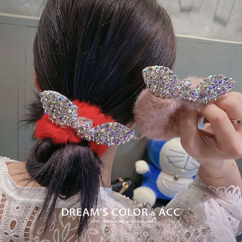 The butterfly flower jewelry features fur bands, leather ears and is adorned with numerous diamonds details Picture