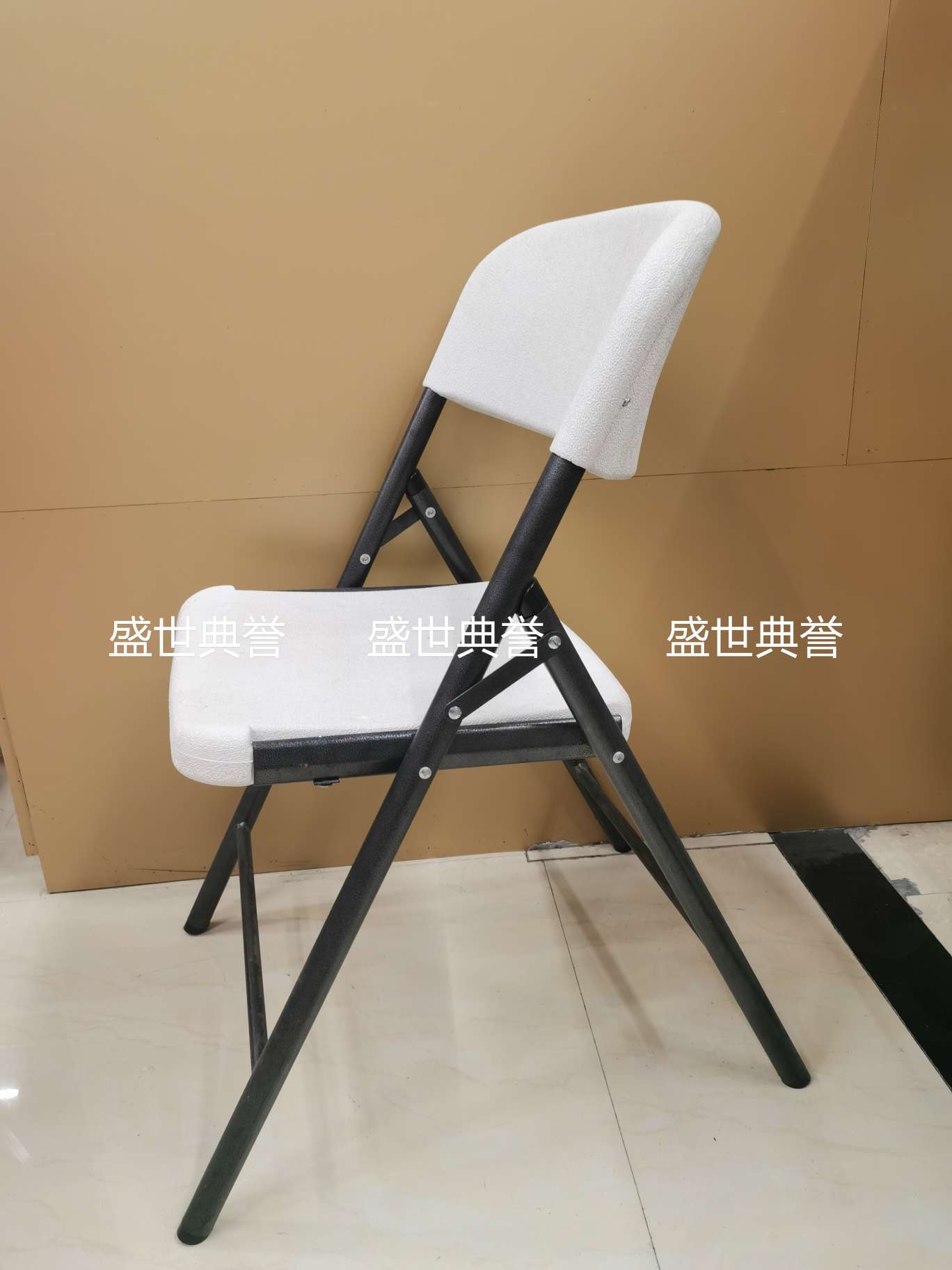 浙江外贸出口户外婚礼折叠椅中空吹塑椅子商场便携式会议椅培训椅详情图3