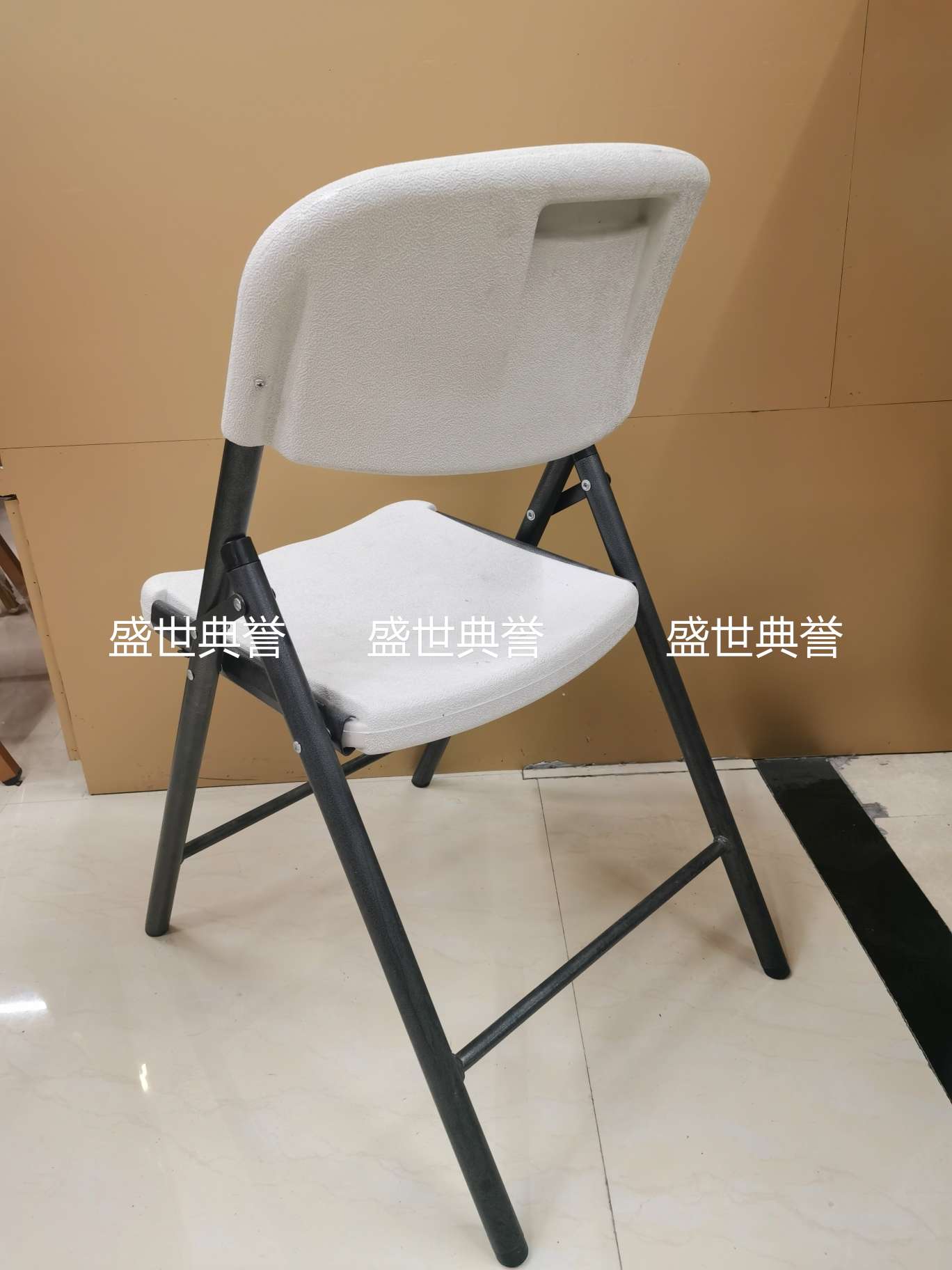 浙江外贸出口户外婚礼折叠椅中空吹塑椅子商场便携式会议椅培训椅详情图4