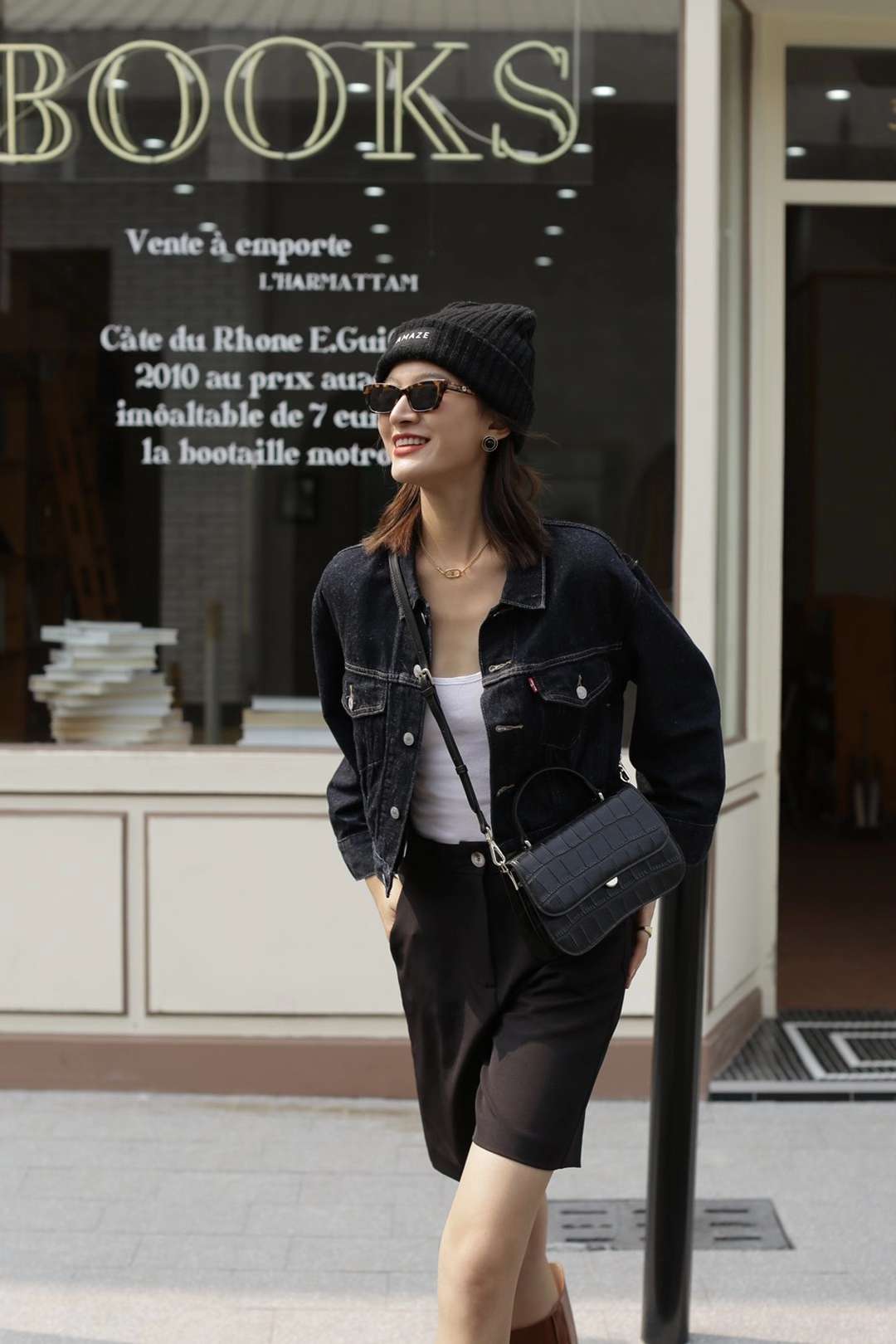 B1578，黑色白底实物图