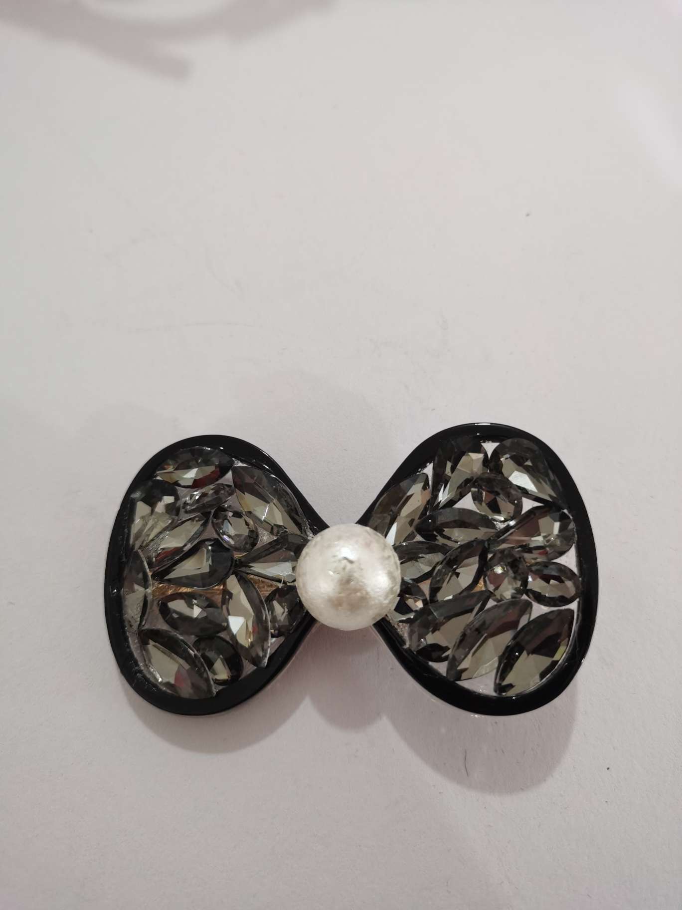 Dongdaemun, South Korea, offers a fashionable duckbill clip with a unique rubber band and a new full-diamond edge clip and top clip