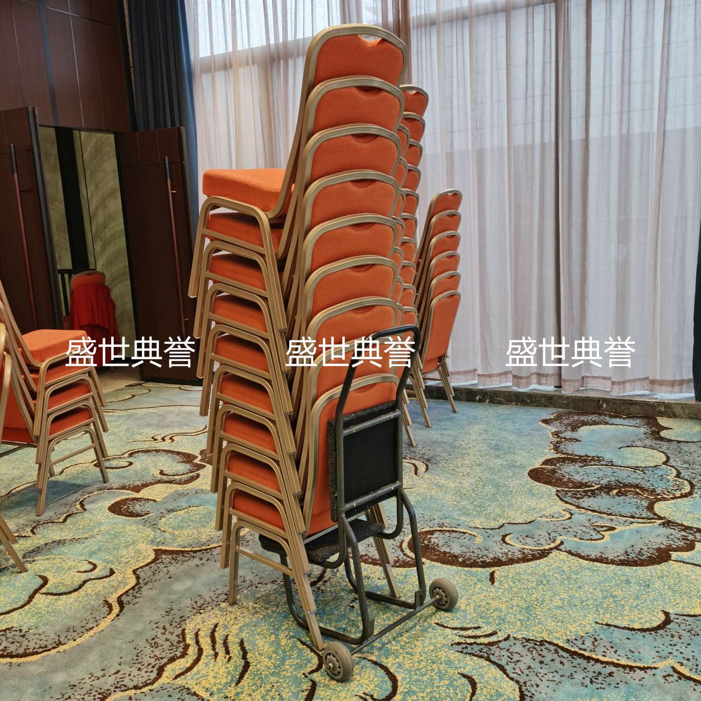 上海国际五星级酒店宴会厅椅子运输车会议中心宴会椅推车搬运车推椅车白底实物图