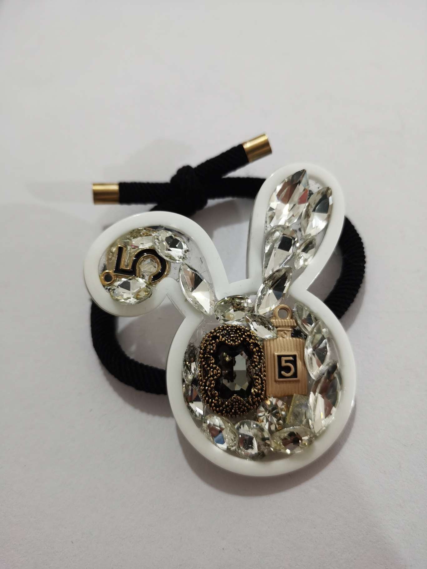 The new rabbit-edge top clip from Dongdaemun, South Korea, features a fashionable duckbill clip and a unique rubber band for girls