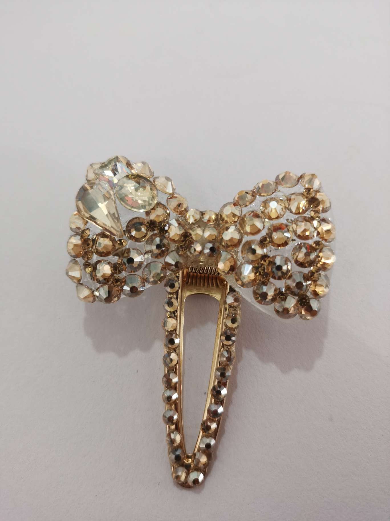 Dongdaemun, South Korea, has launched a fashionable duckbill clip and a unique rubber band girl's grab clip, featuring a new style of hair clips