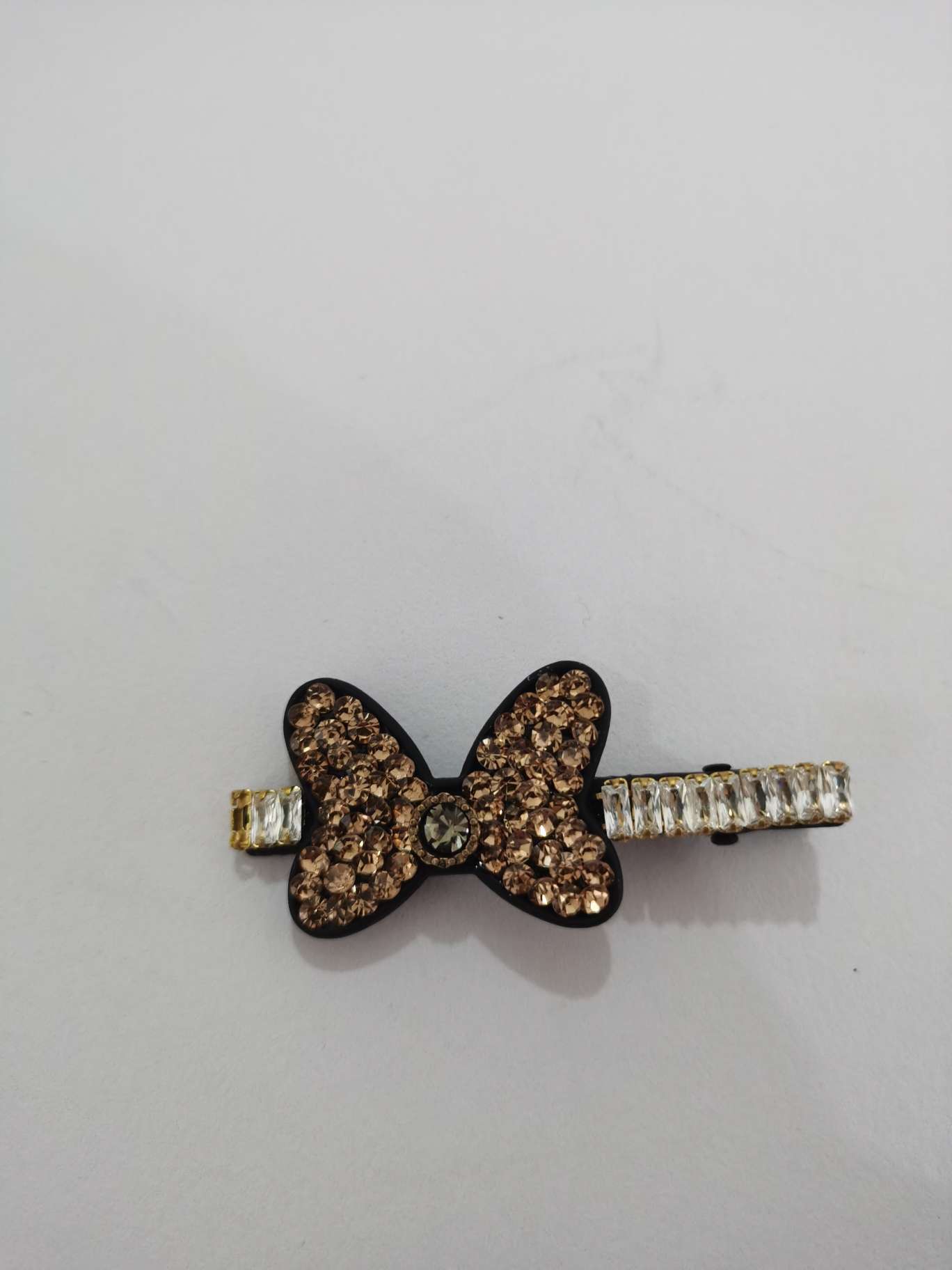 The new butterfly edge top clip from Dongdaemun, South Korea, features a fashionable duckbill clip and a unique rubber band for girls