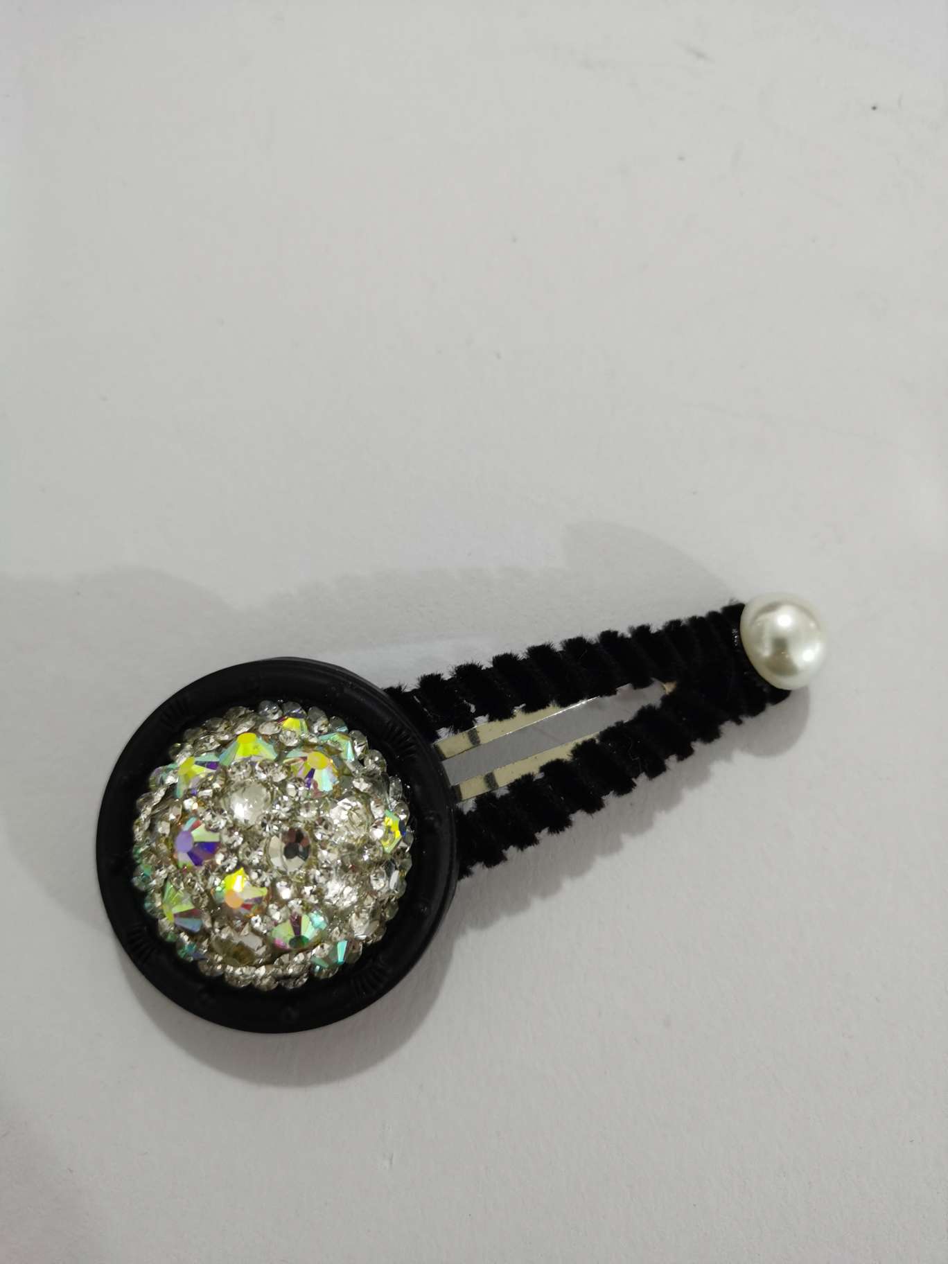 New black edge top clip from Dongdaemun, South Korea, featuring a fashionable duckbill clip and a unique rubber band for girls