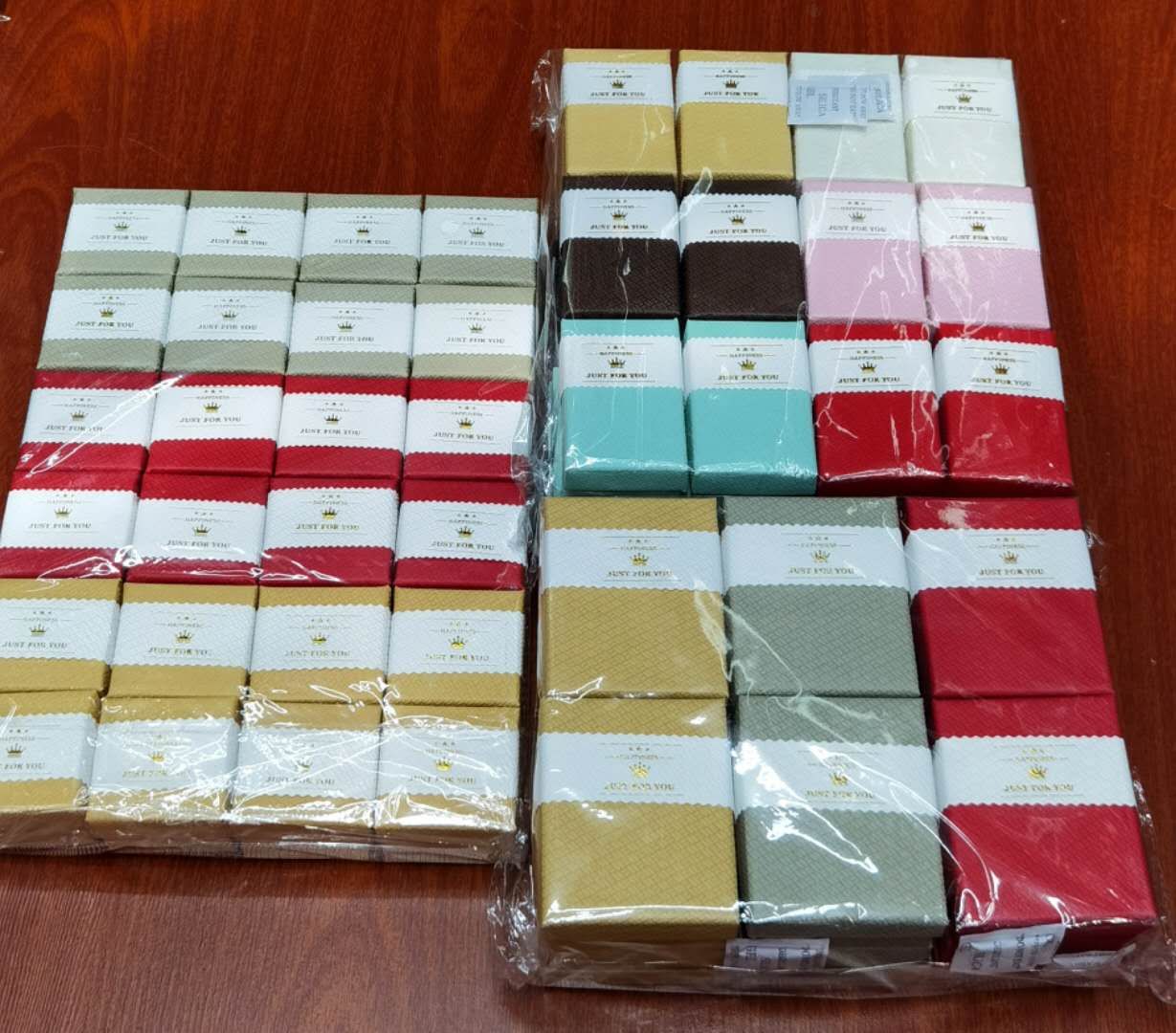 Ironing crown jewelry boxes, paper boxes, rings, double fingers, bracelets, necklaces details Picture