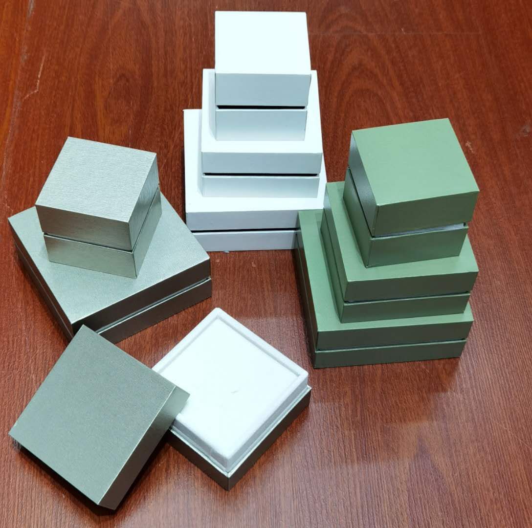 Jewelry box, top and bottom cover style, mold leather material, ring, pendant, bracelet details Picture