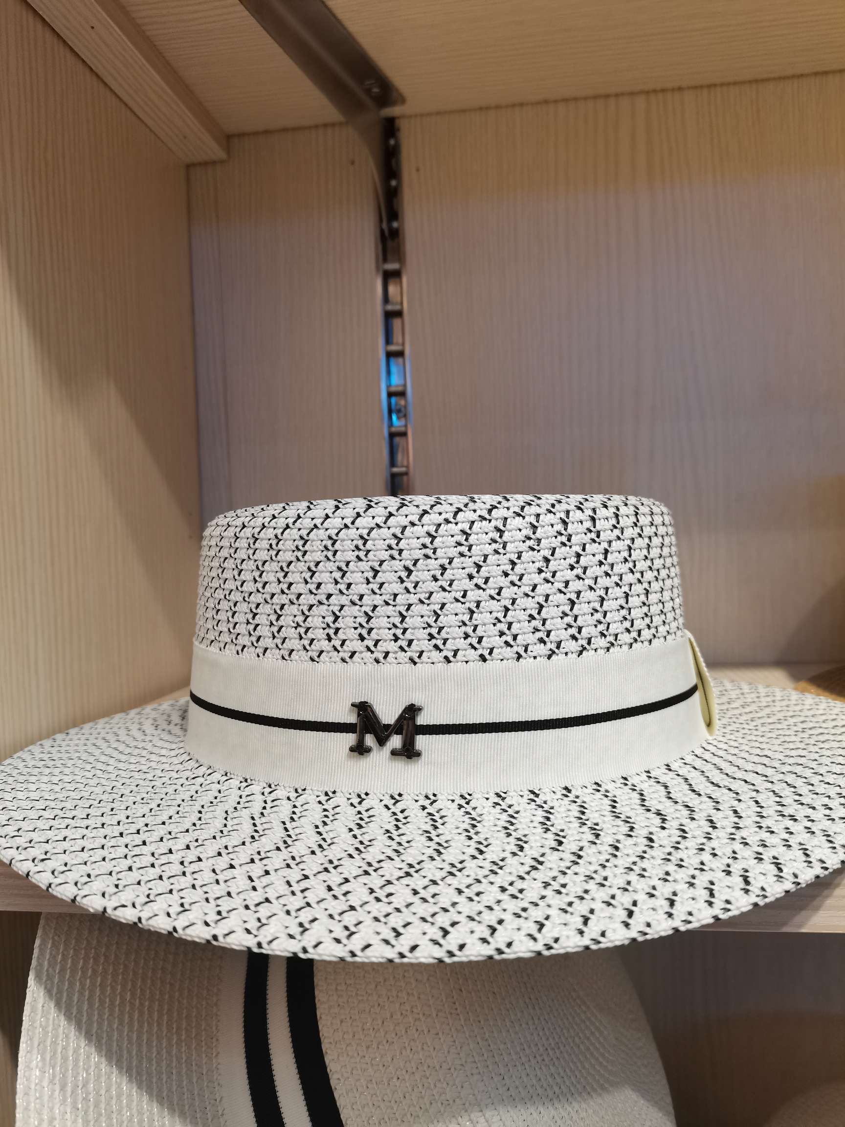 黑白芝麻辫平头M标图