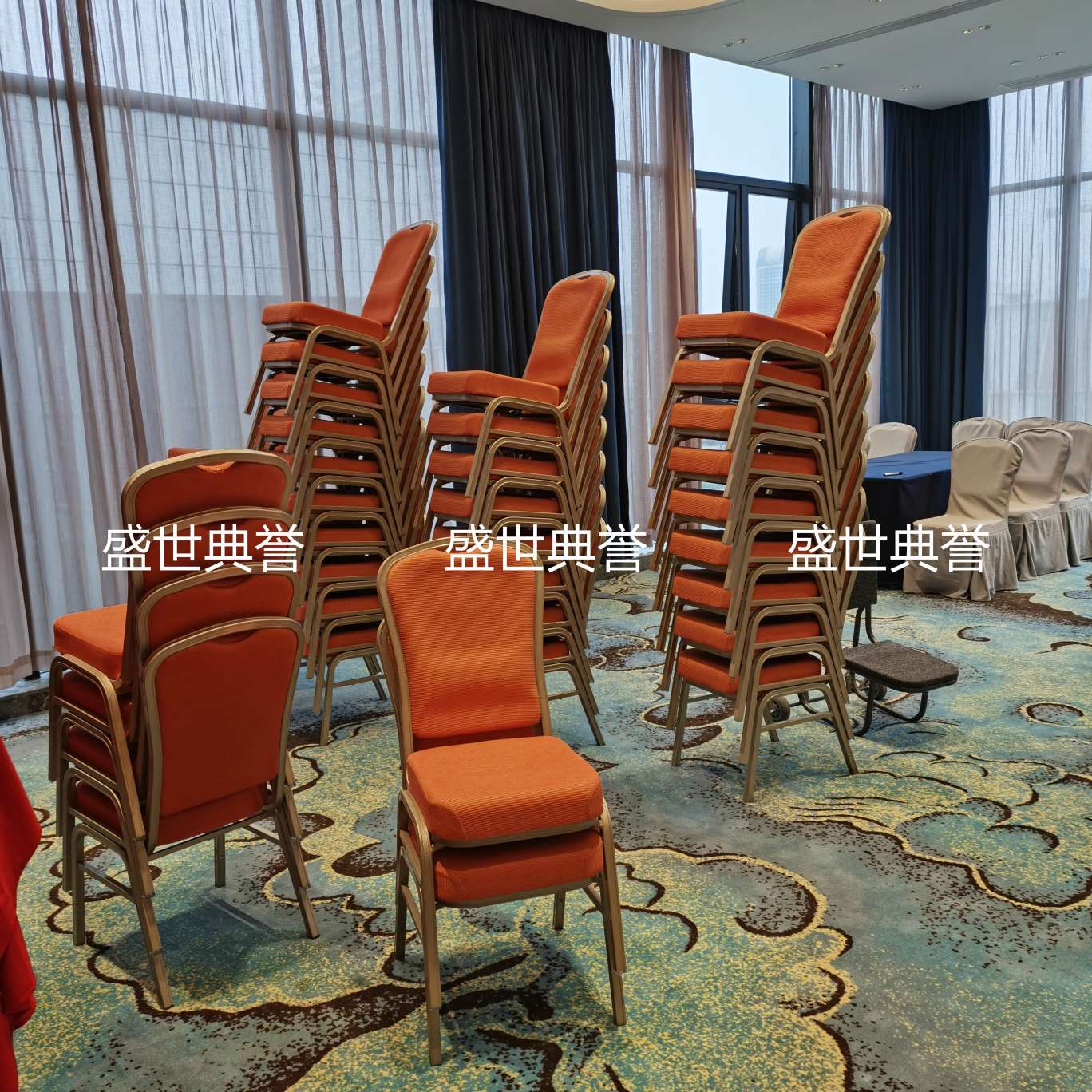 上海五星级酒店宴会厅家具国际会议中心铝合金宴会椅婚宴酒席铝椅白底实物图