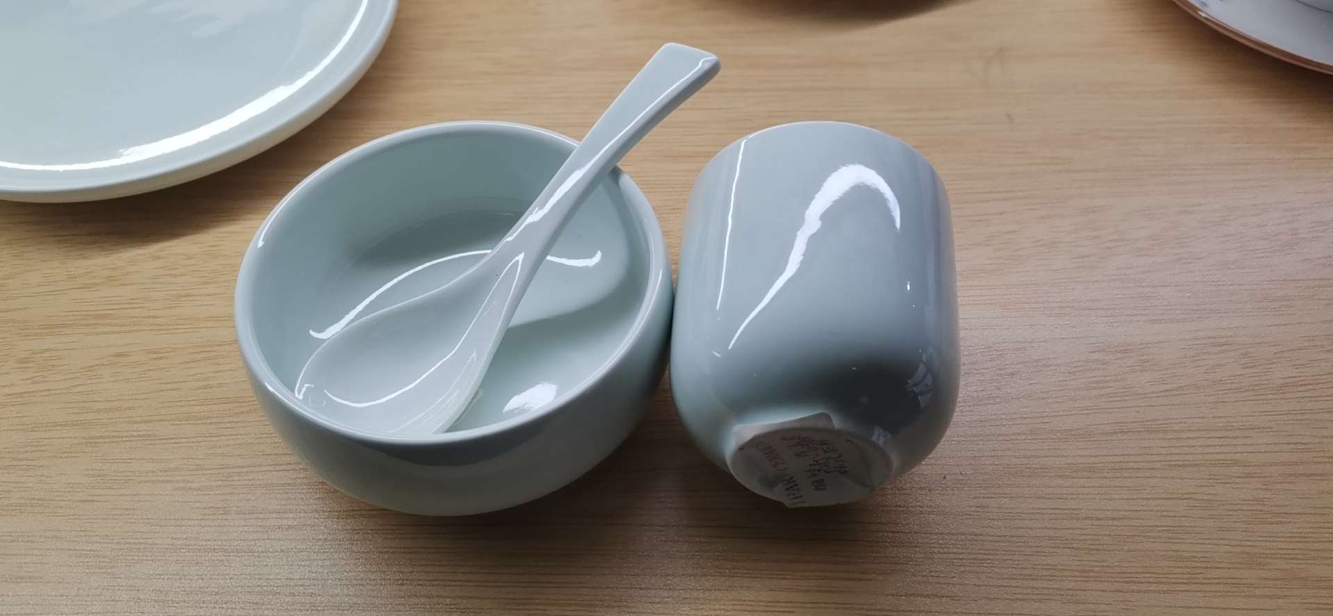 High-end Chinese-style hotel table setting tableware, jade porcelain restaurant and hotel ceramic plates, bowls, spoons, cups and chopsticks four-piece set hotel table setting, four-piece set tableware Application Scenario