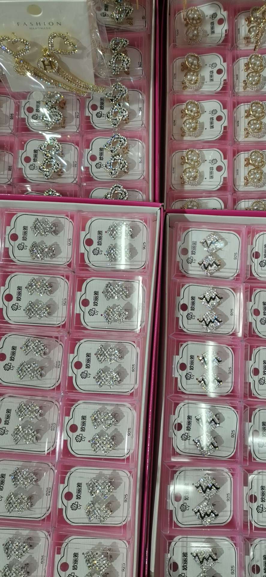 水钻一盒耳环白底实物图