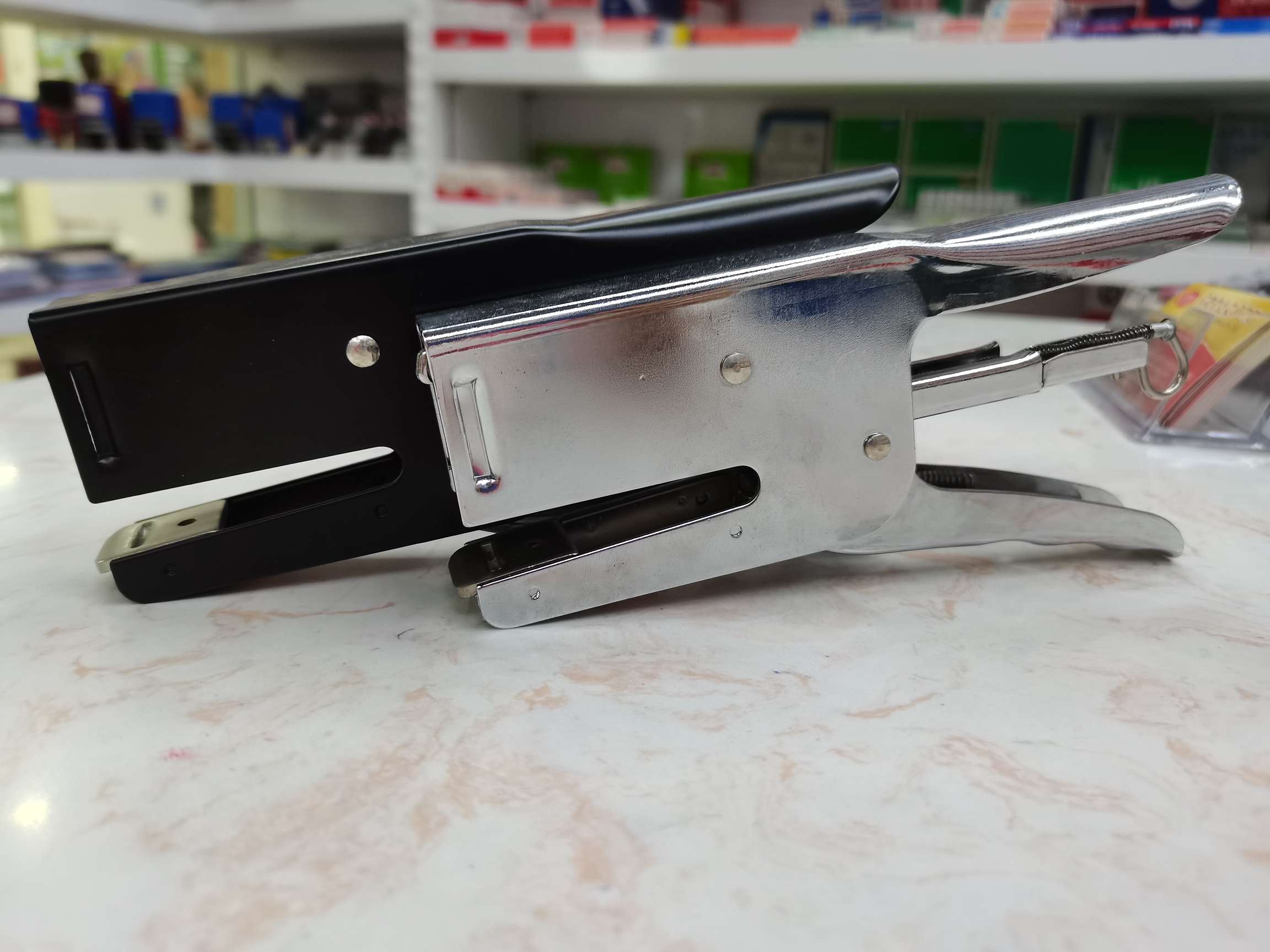 Hand pliers stapler thumbnail