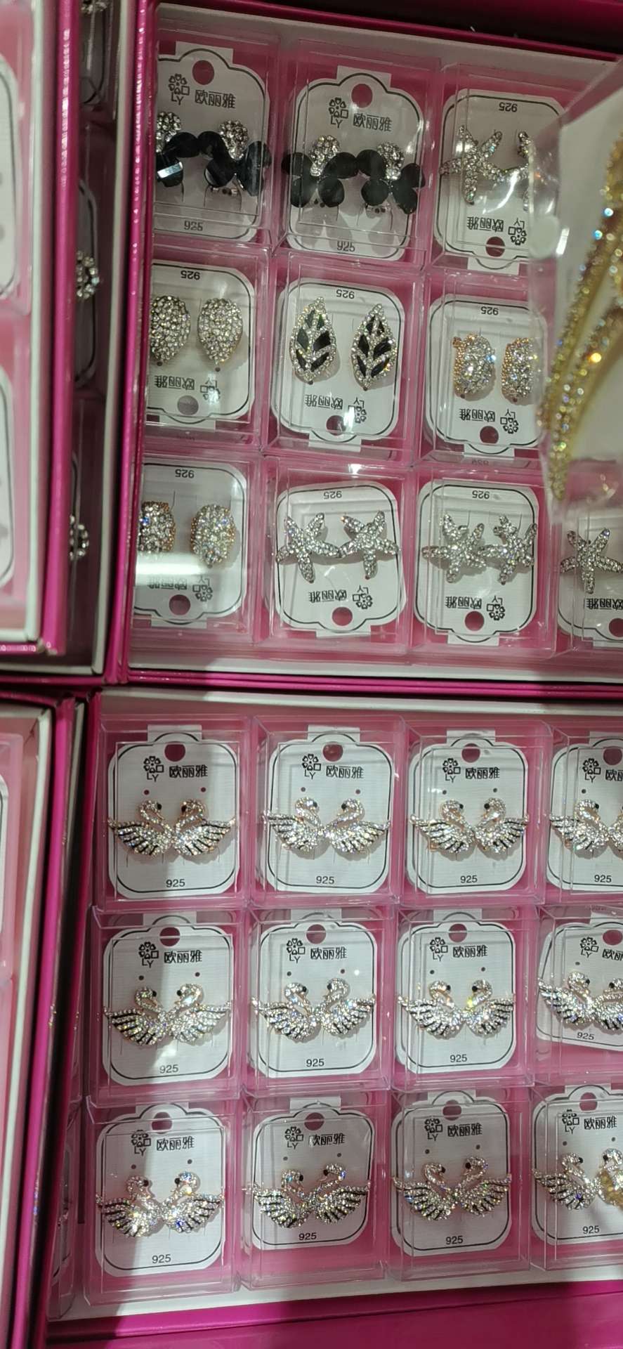 水钻一盒耳环产品图