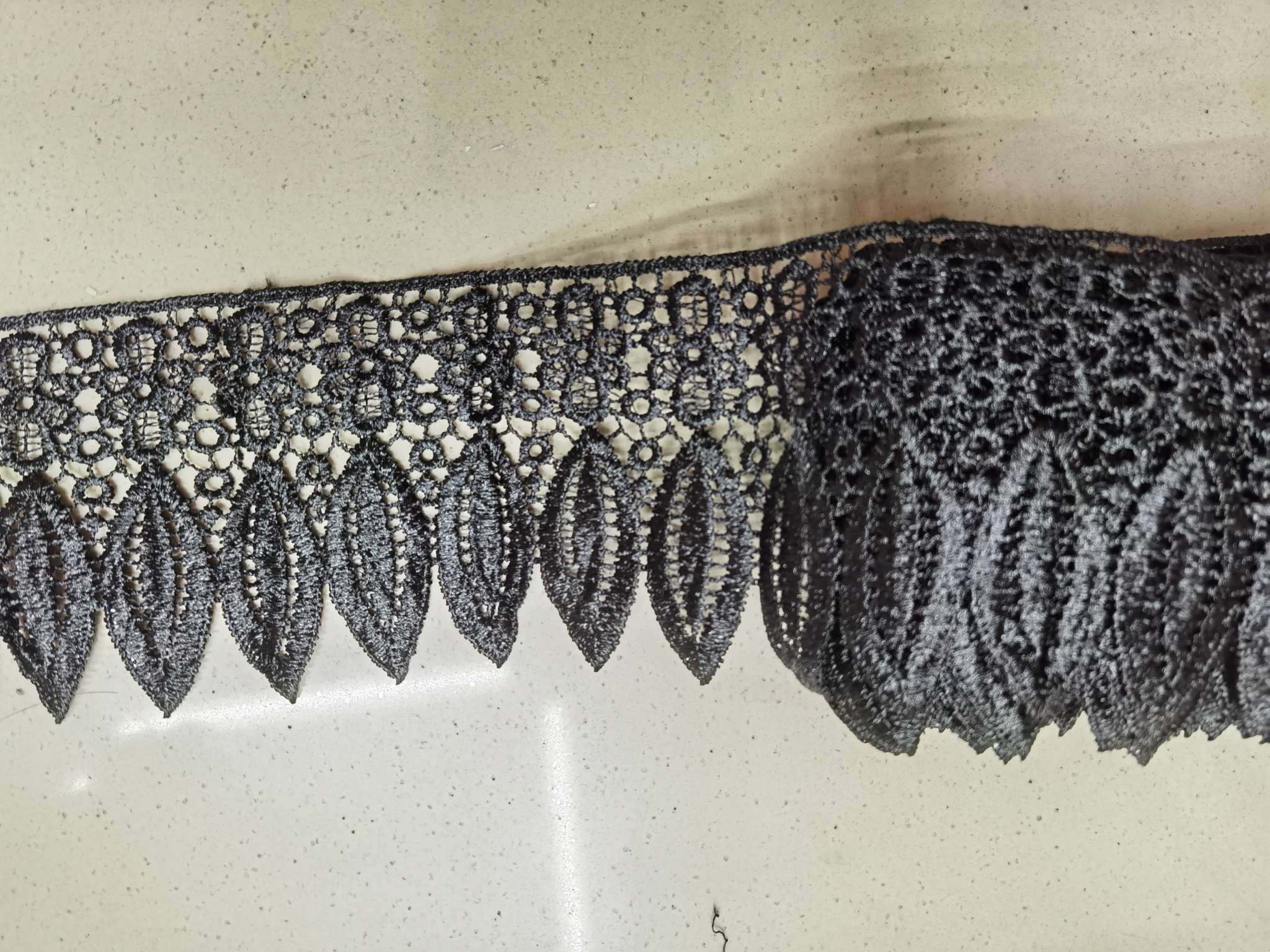 15-yard large leaf lace detail image 3