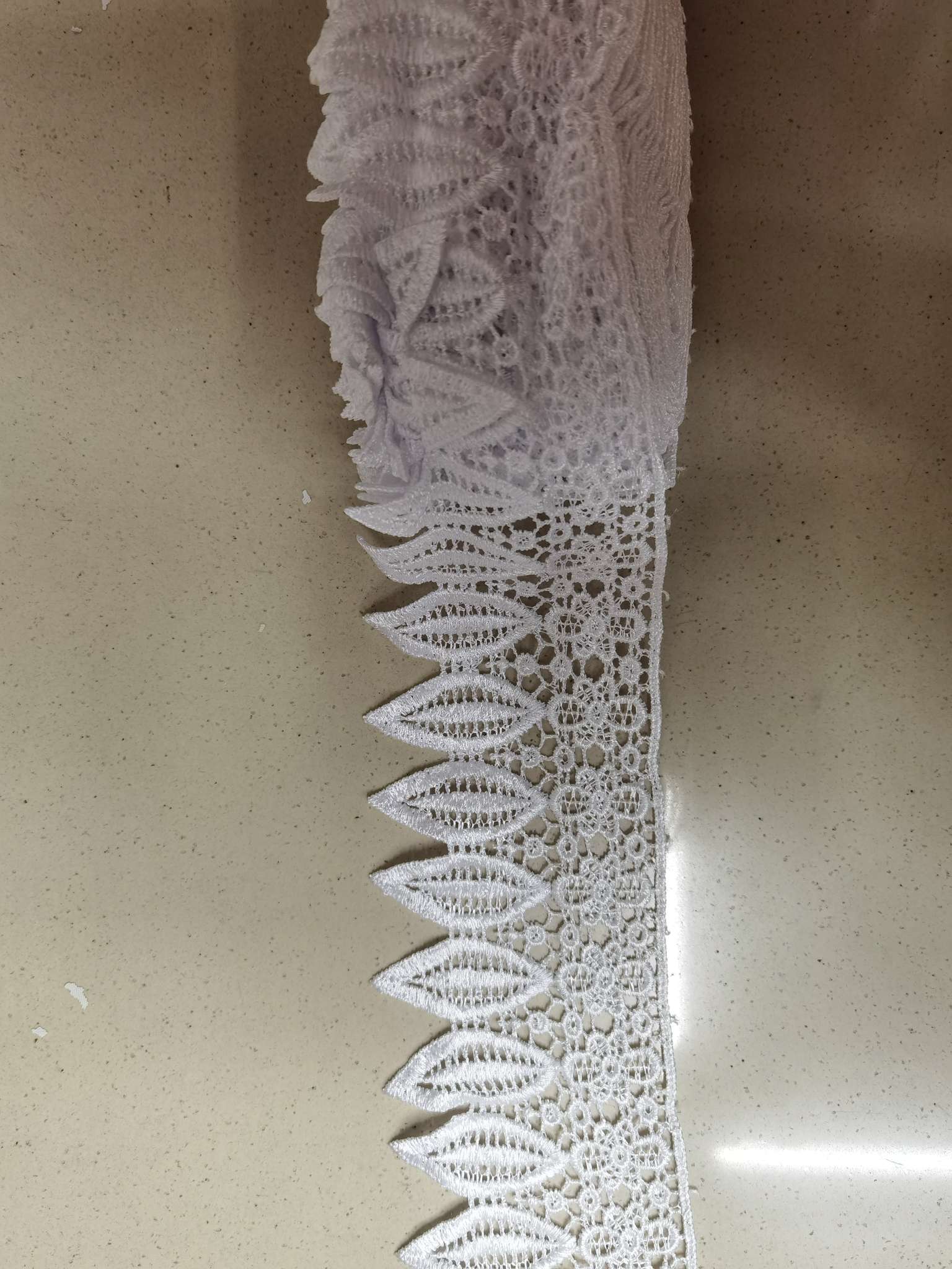 15-yard large leaf lace detail image 4