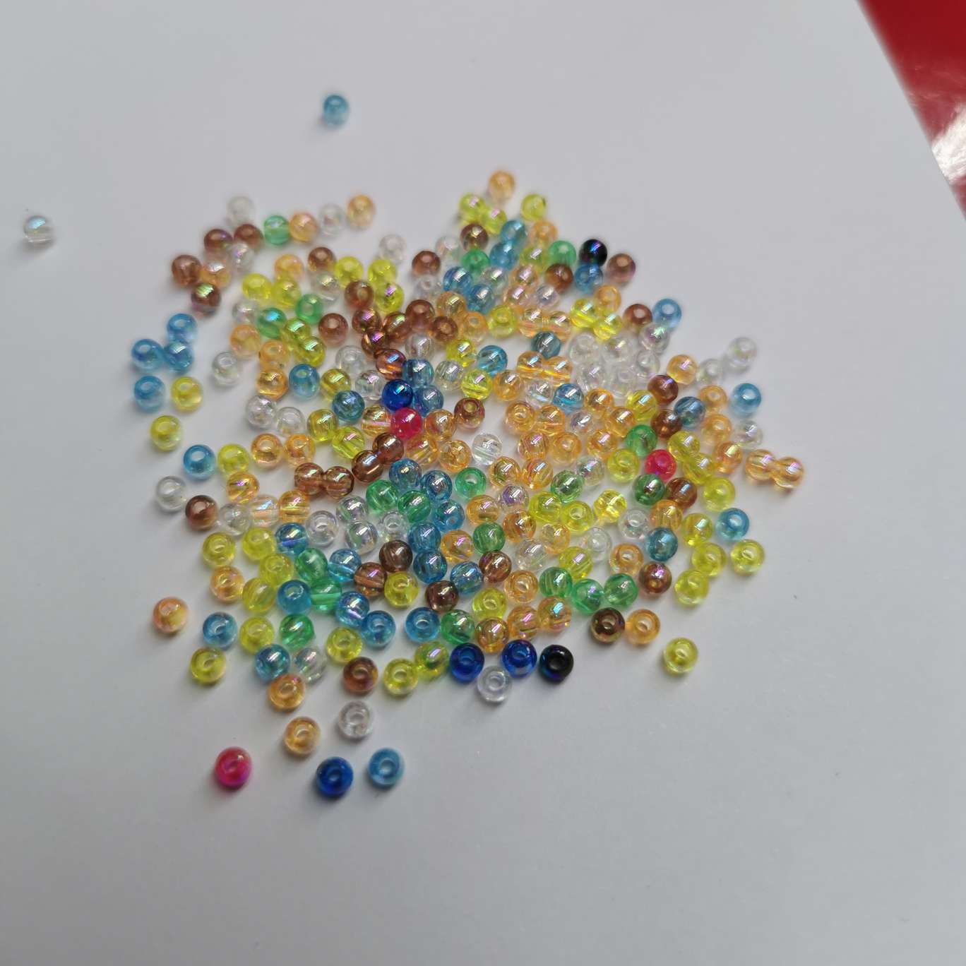 3MM元七彩珠白底实物图