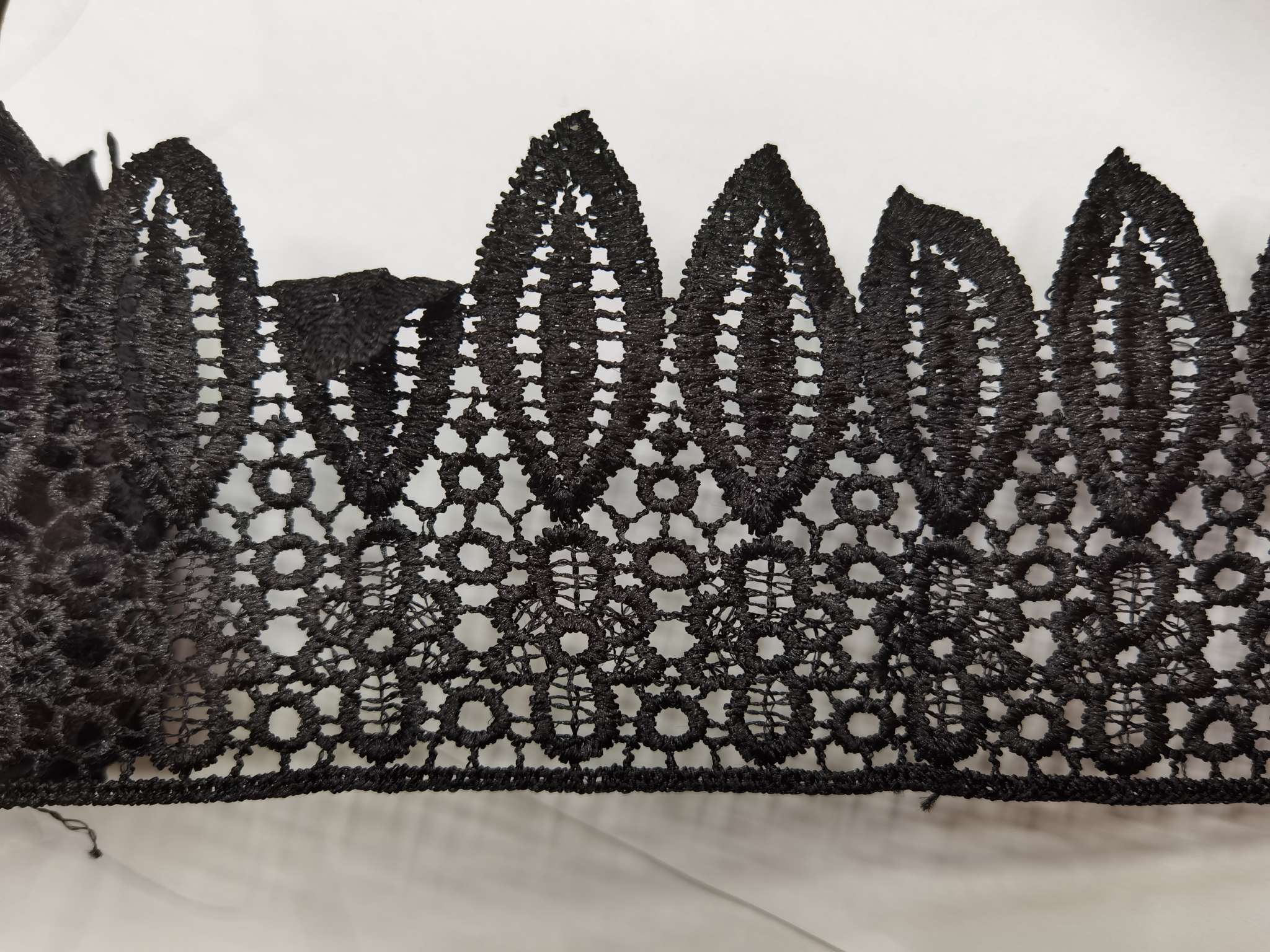15-yard large leaf lace undefined