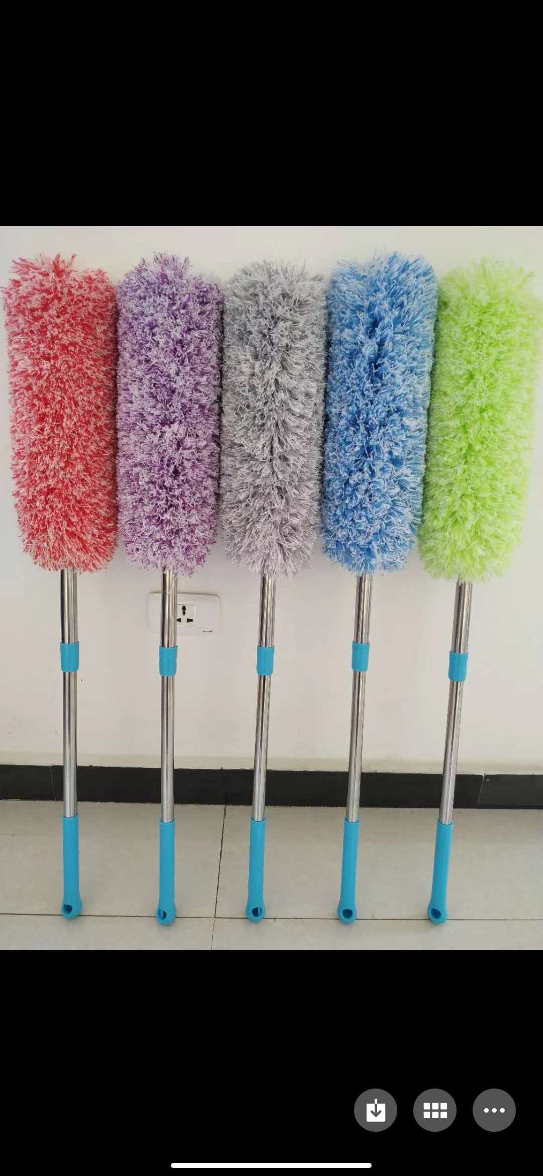 Retractable dust brush