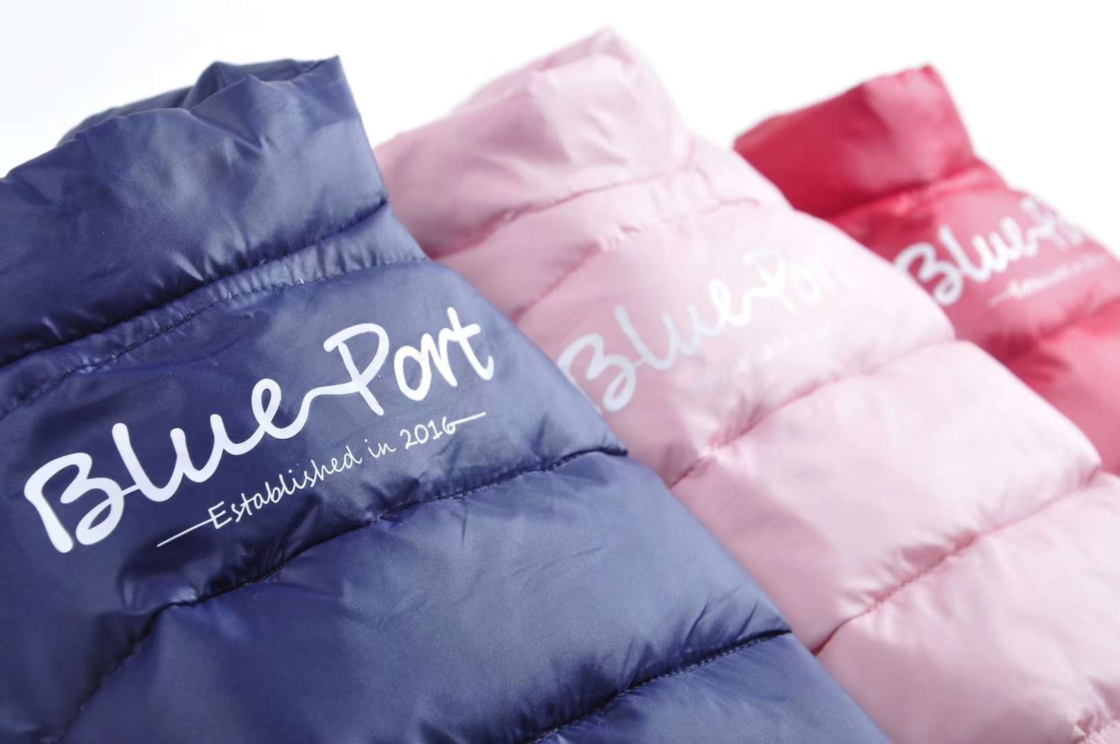 Blueport 爆款羽绒服。亲民的价格 简约的设计。三个经典色 搭配各类时尚单品都可以。细节图