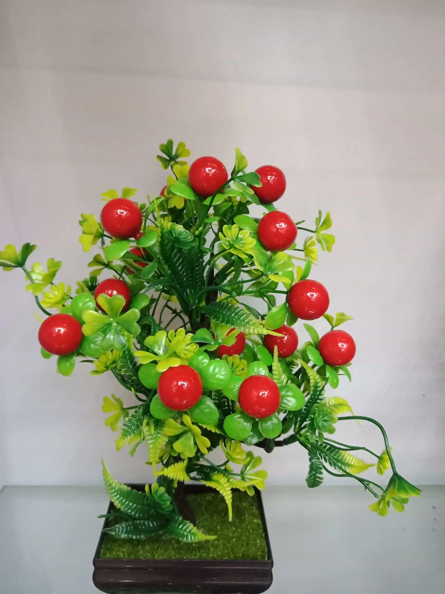 Four-leaf clover fruit tree detail image 1