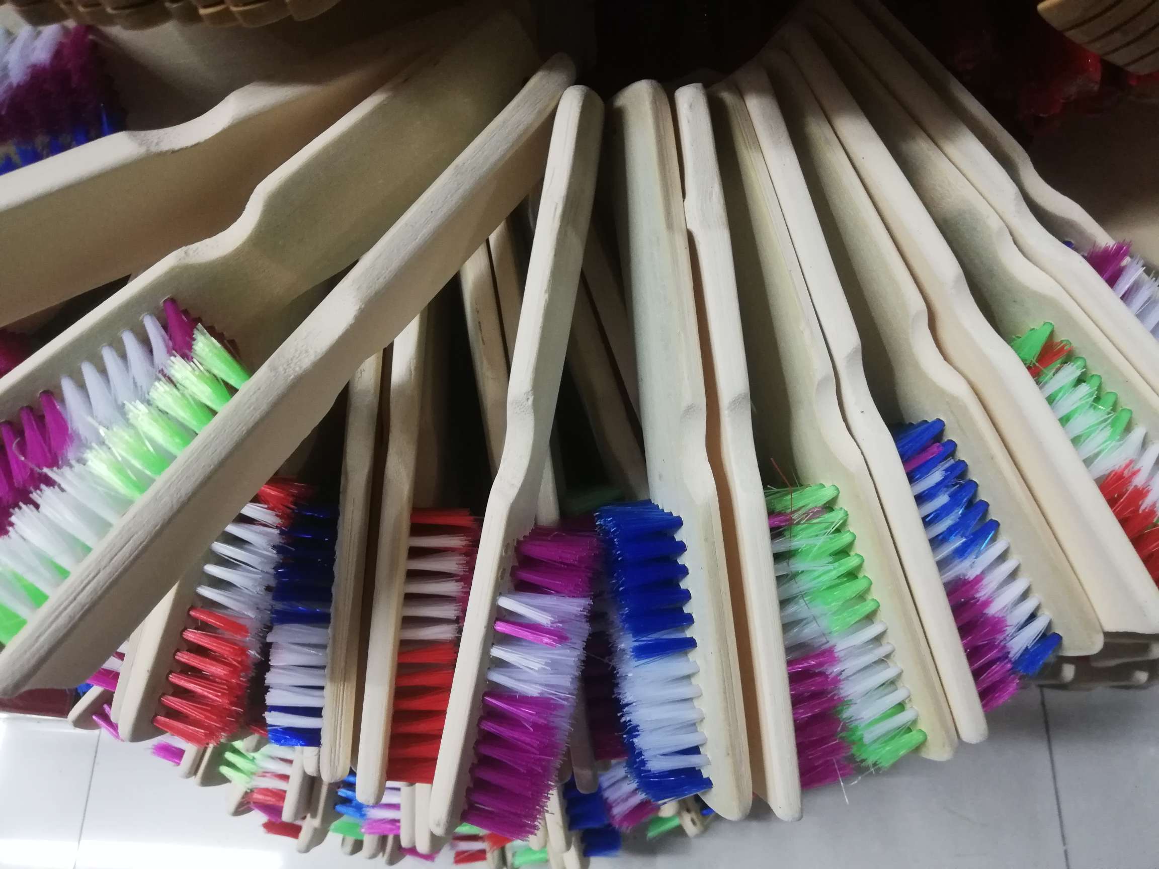 Long-handled brush